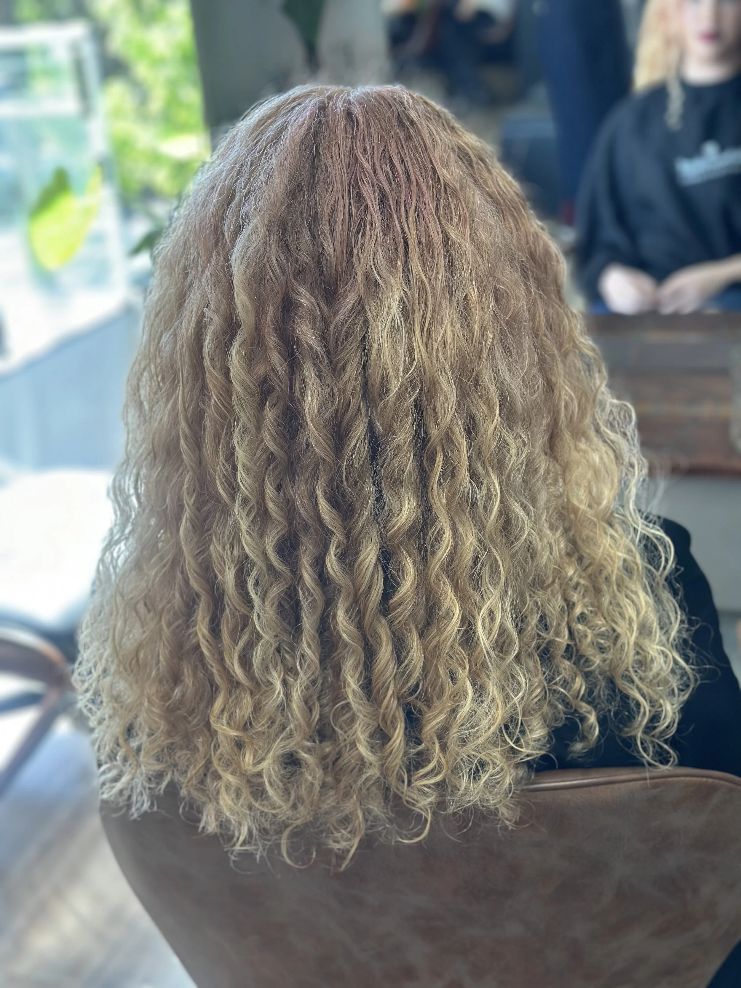 SamJupphair_curly_blonde_curls 2.jpeg