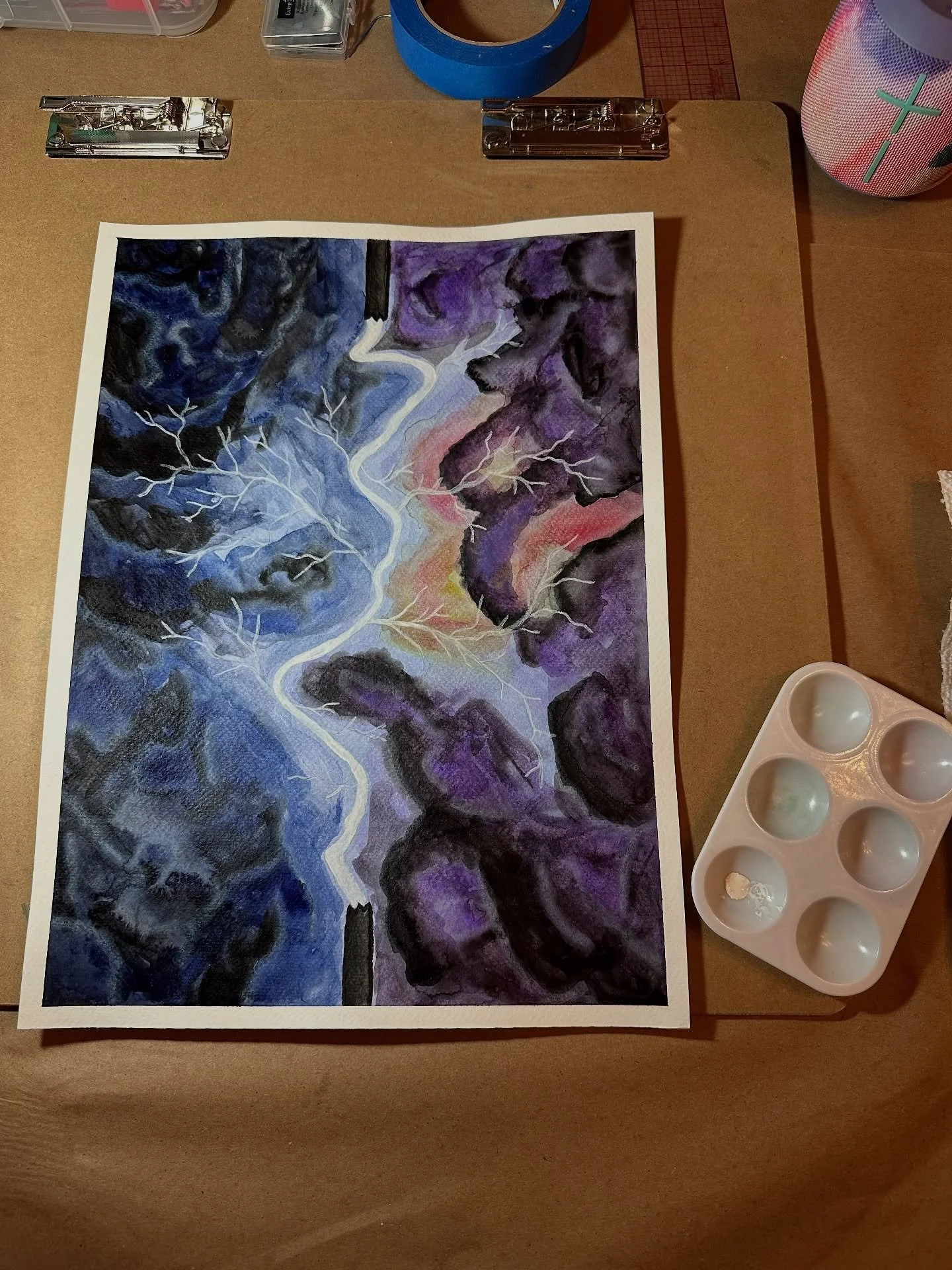 I am doing finishing touches on my piece called Livewire and I am gaslighting this white watercolor paint into behaving like an acrylic. lol🤣😂😂😂

#modernartist #mixedmediaart #watercolor #charcoal #painting #contemporarypainting #abstractpainting