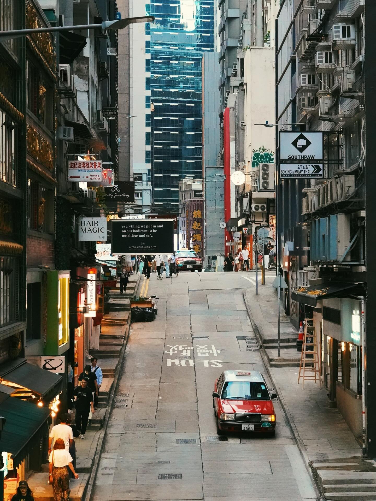 - 26.10.2025

每次從觀景窗看這個城市
又會覺得它又漂亮了一點

:)