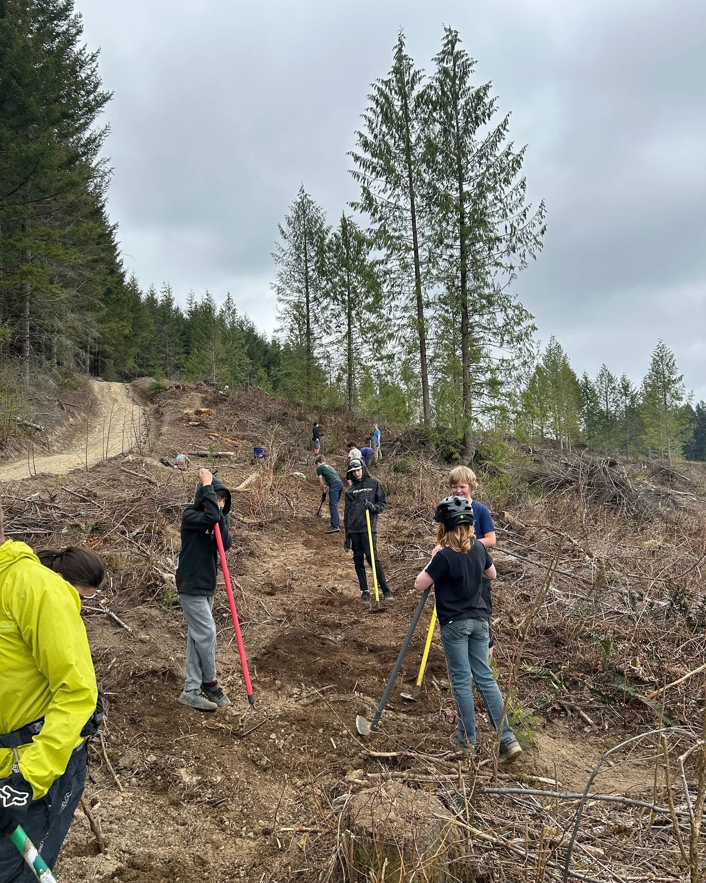 Yesterday the we did trail work on the teams new downhill track. ⛏️ Thanks Matt Durand for leading the project, Gretchen Anderson and @ovnwoodfired for feeding our hungry trail workers!