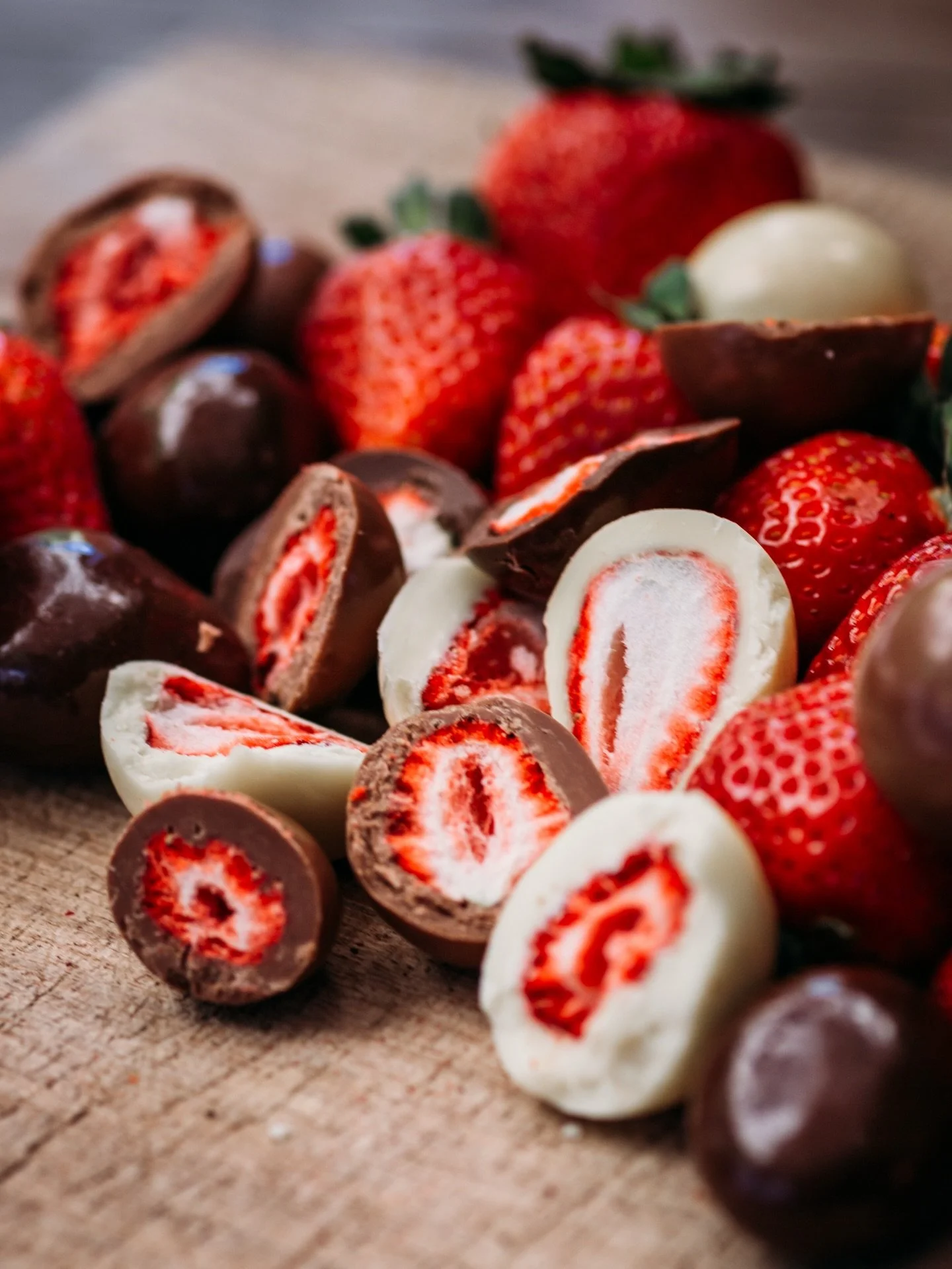 Chocolate coated freeze dried strawberries hallelujah ✨

Seriously though, if you haven&rsquo;t tried our chocolate covered freeze dried strawberries yet&hellip; what are you waiting for 😍🍓

They&rsquo;re the perfect mix of crunchy, sweet, and indu