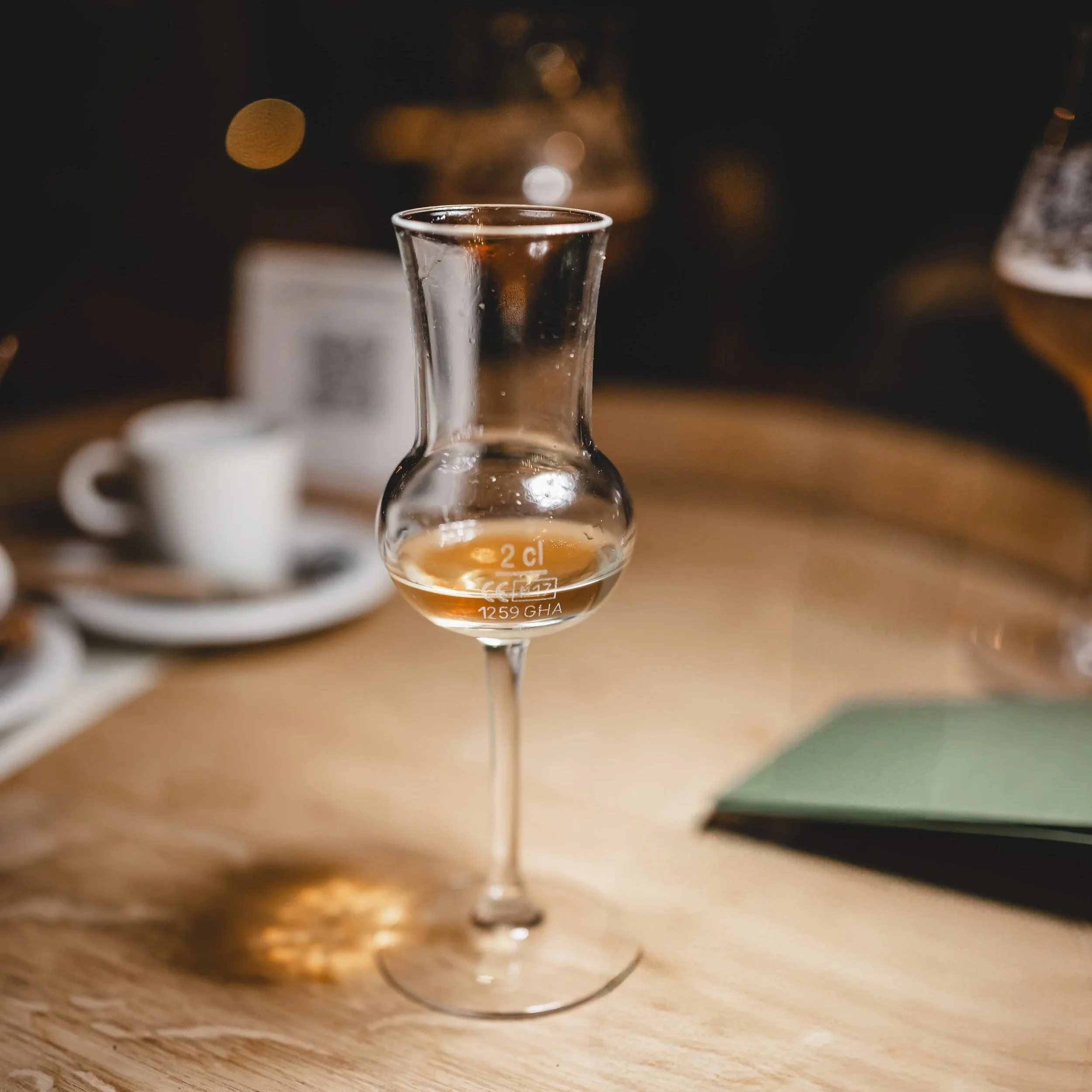 Dettaglio di un bicchiere di grappa