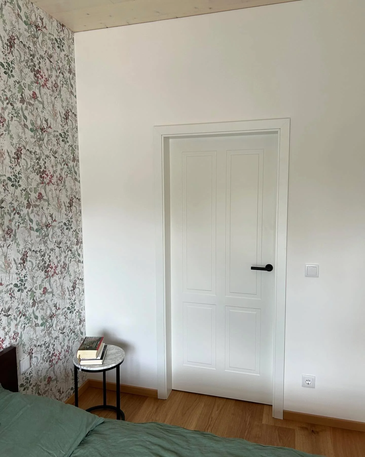 Die Mischung aus modernem, fl&auml;chenb&uuml;ndigem T&uuml;rblatt und klassischer Kassettenoptik macht diese T&uuml;ren f&uuml;r uns unwiderstehlich! #interiordesign #innent&uuml;ren #holzt&uuml;ren #zimmert&uuml;r #hoermann #h&auml;uslebauer #hausb