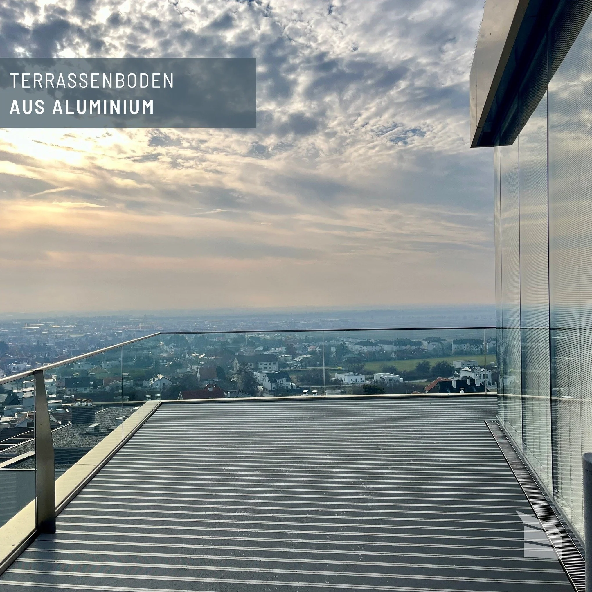 Der Terrassenboden aus Aluminium ist nicht nur Wetter best&auml;ndig und beh&auml;lt somit jahrzehntelang seine Optik, er absorbiert durch seine K&uuml;hlrippen auch W&auml;rme und ist somit wesentlich k&uuml;hler als herk&ouml;mmliche Holzb&ouml;den
