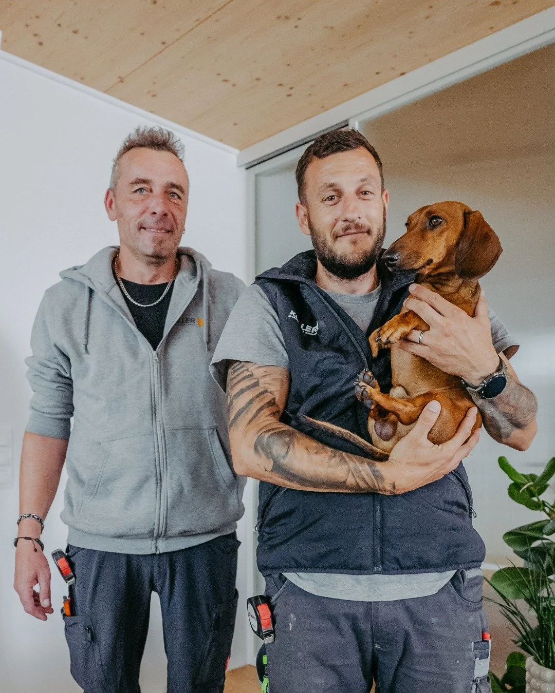 Ohne sie l&auml;uft nichts. Unsere Monteur:innen sind t&auml;glich im Einsatz &ndash; bei Wind, Wetter und oft auch unter Zeitdruck. Sie sorgen daf&uuml;r, dass jedes Tor perfekt sitzt, jeder Antrieb sauber eingestellt ist und am Ende alles genau so 