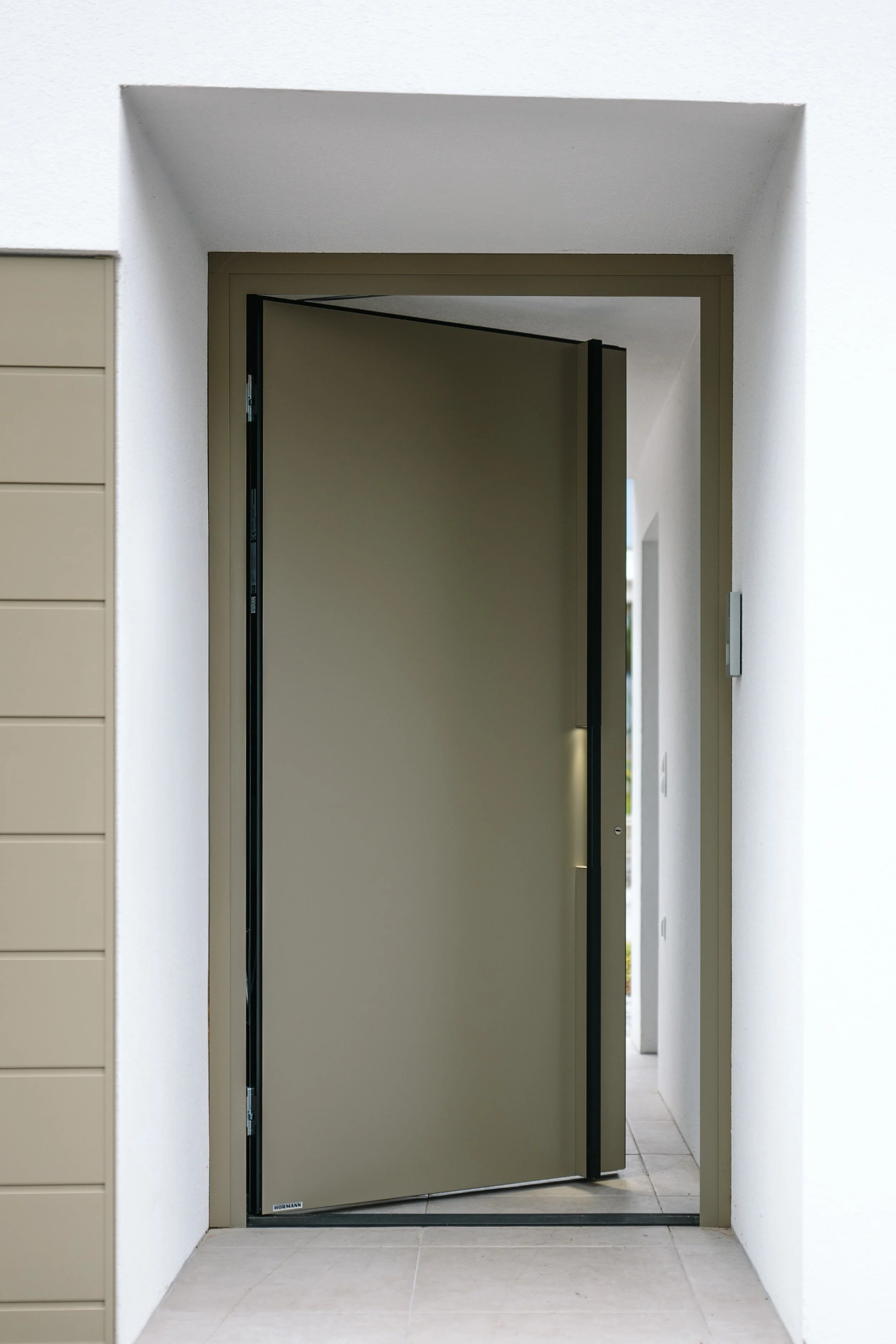 Einfamilienhaus - Einfahrtstor, Eingangstür, Innentüren