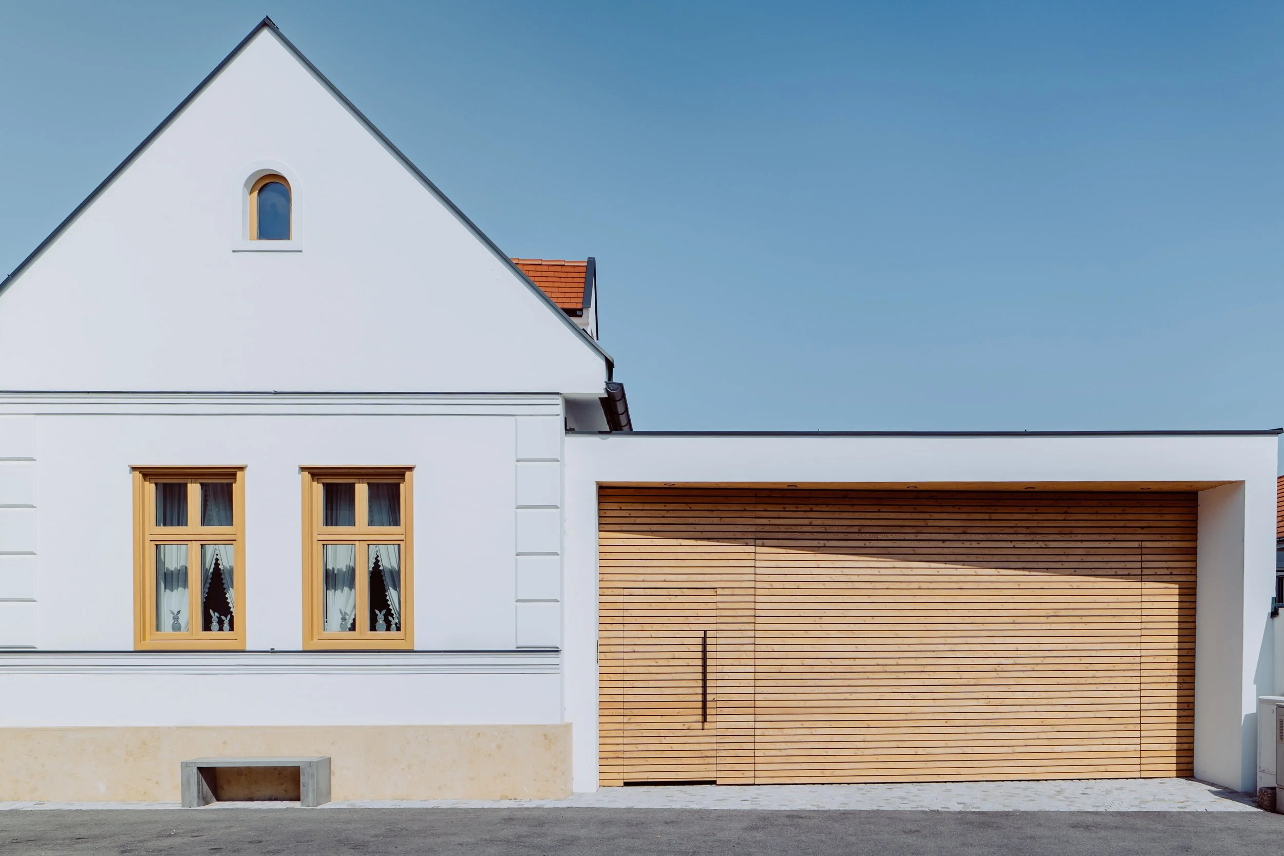 Einfamilienhaus - Garagentor und Eingangstür
