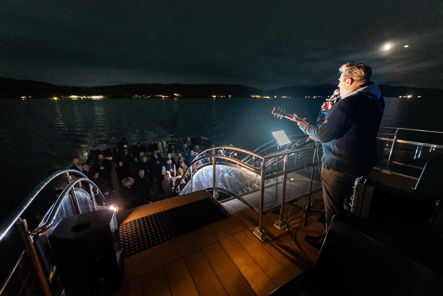 Cruise, dine and enjoy local music and aurora dance 👌
#northernlights #troms&oslash;