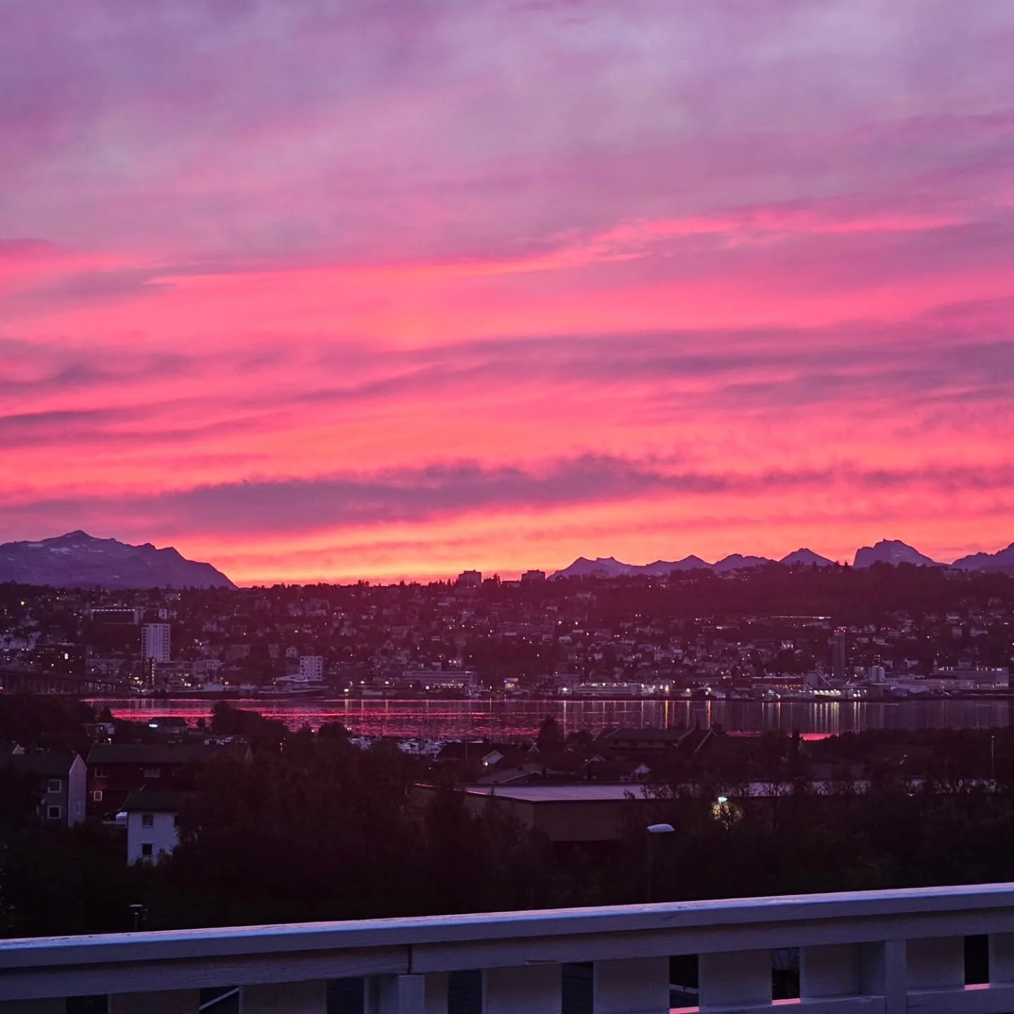 Pastel skies over quiet fjords. 🔥
Cold hands, warm cups, soft light.
Autumn in Northern Norway &mdash; holding its breath, waiting for winter. 🍂❄️

#NorthernNorway #AutumnVibes #BonfireNights #PastelSky #WaitingForWinter #troms&oslash;