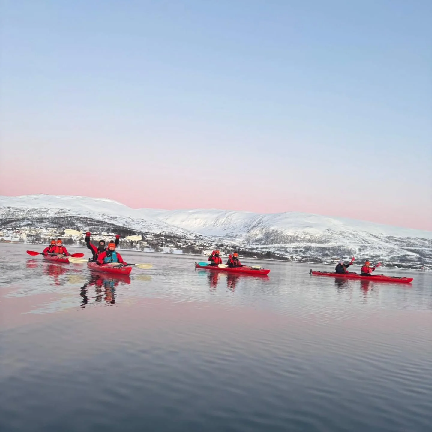A happy crew of paddlers in the polar morning light ❄️🌅
Thanks for visiting 😚 @clownfishevents q