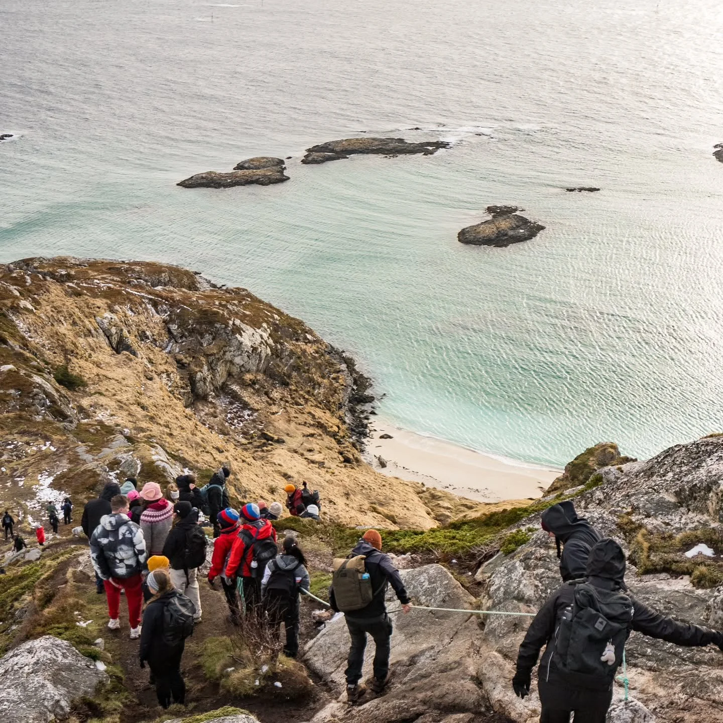 Happy hikers 🙌 

#troms&oslash; #northernnorway
 #norway #elevatenorway #hike
