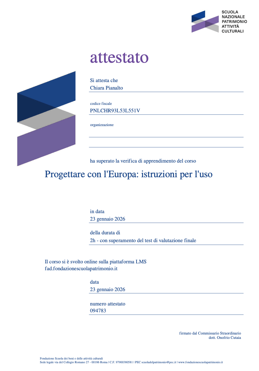 Attestato di partecipazione al corso online 'Progettare con l'Europa: istruzioni per l'uso', rilasciato dalla Scuola Nazionale Patrimonio Attività Culturali, con data e numero di attestato, firmato dal Commissario Straordinario.