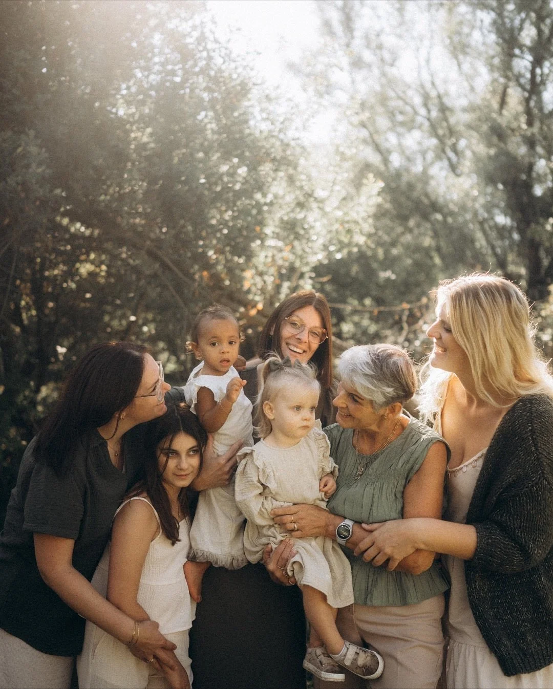 Geef mij chaos en ik vind vanzelf de mooiste beelden ertussen 😍😮&zwj;💨

Echt waar.
Zodra iedereen begint te roepen waar ze moeten staan en de kinderen al lang een ander plan hebben, voel ik mij precies op mijn plek.

Niemand die luistert, iedereen