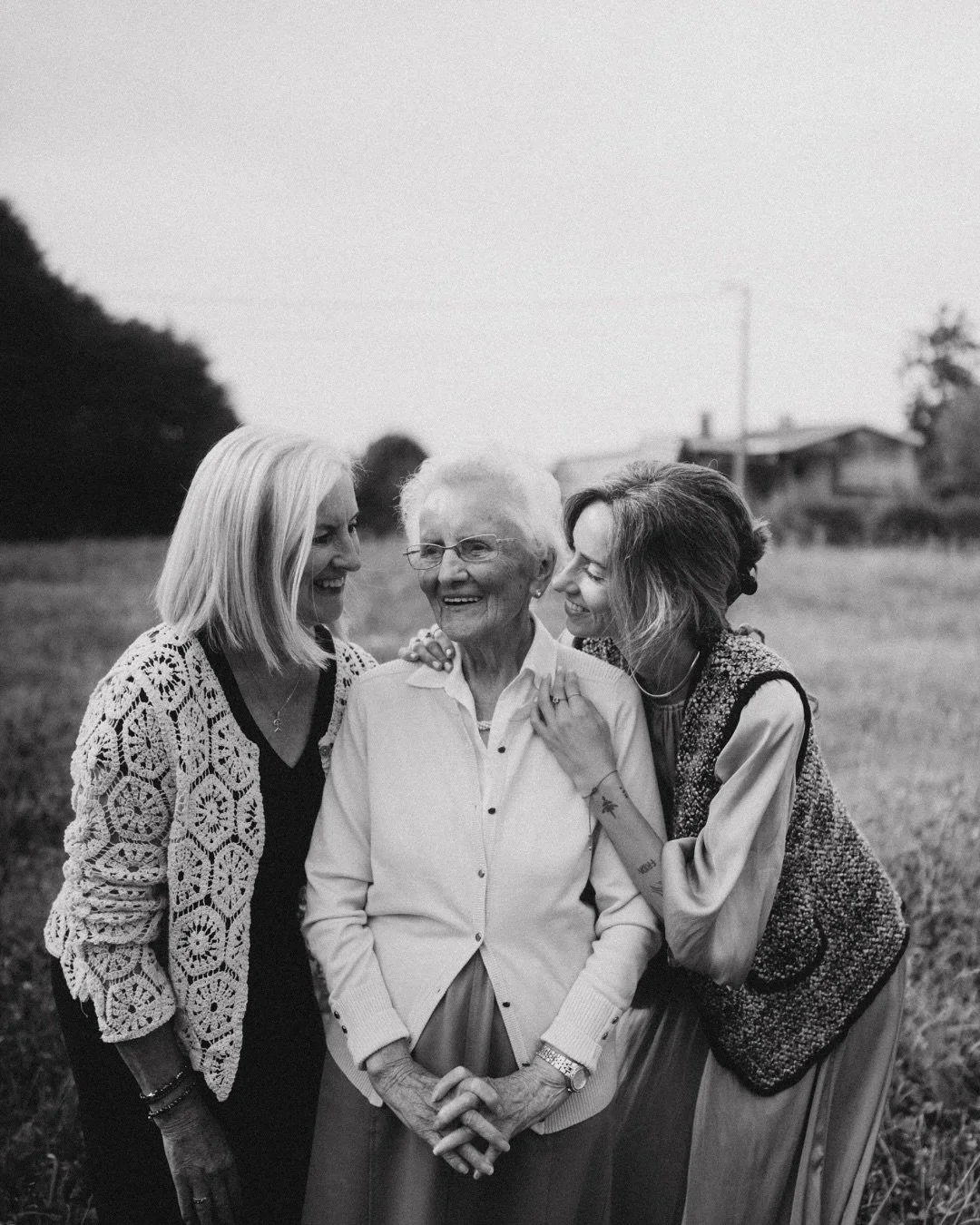 Zachtheid reist door generaties.
Ze nestelt zich in kleine gebaren, in handen die elkaar kennen, in blikken die al lang genoeg samen zijn om niets meer te hoeven zeggen.

We waren bij haar thuis.
Binnen, waar muren herinneringen dragen en stilte vert