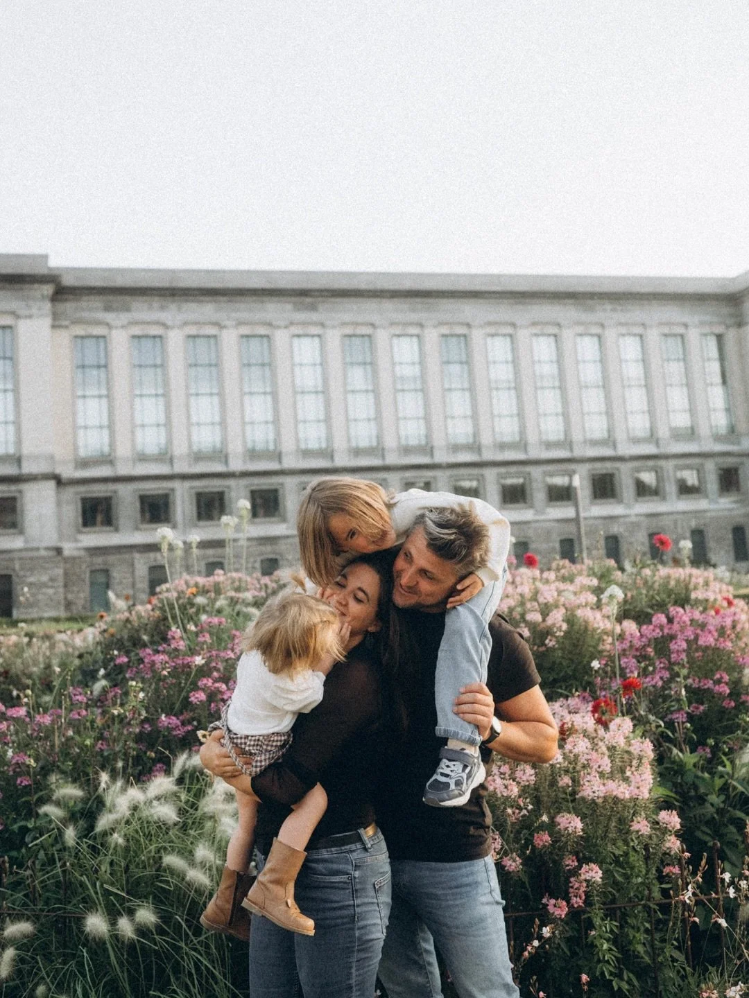 Ik vind beelden in steden echt prachtig 🥹

Er zit zoveel gelaagdheid in, dit park ligt midden in Brussel en toch voelt het zo rustig. Alsof de stad even op afstand stond. 

Groen, licht, een heerlijk gezin en een zachtheid die me even deed vergeten 
