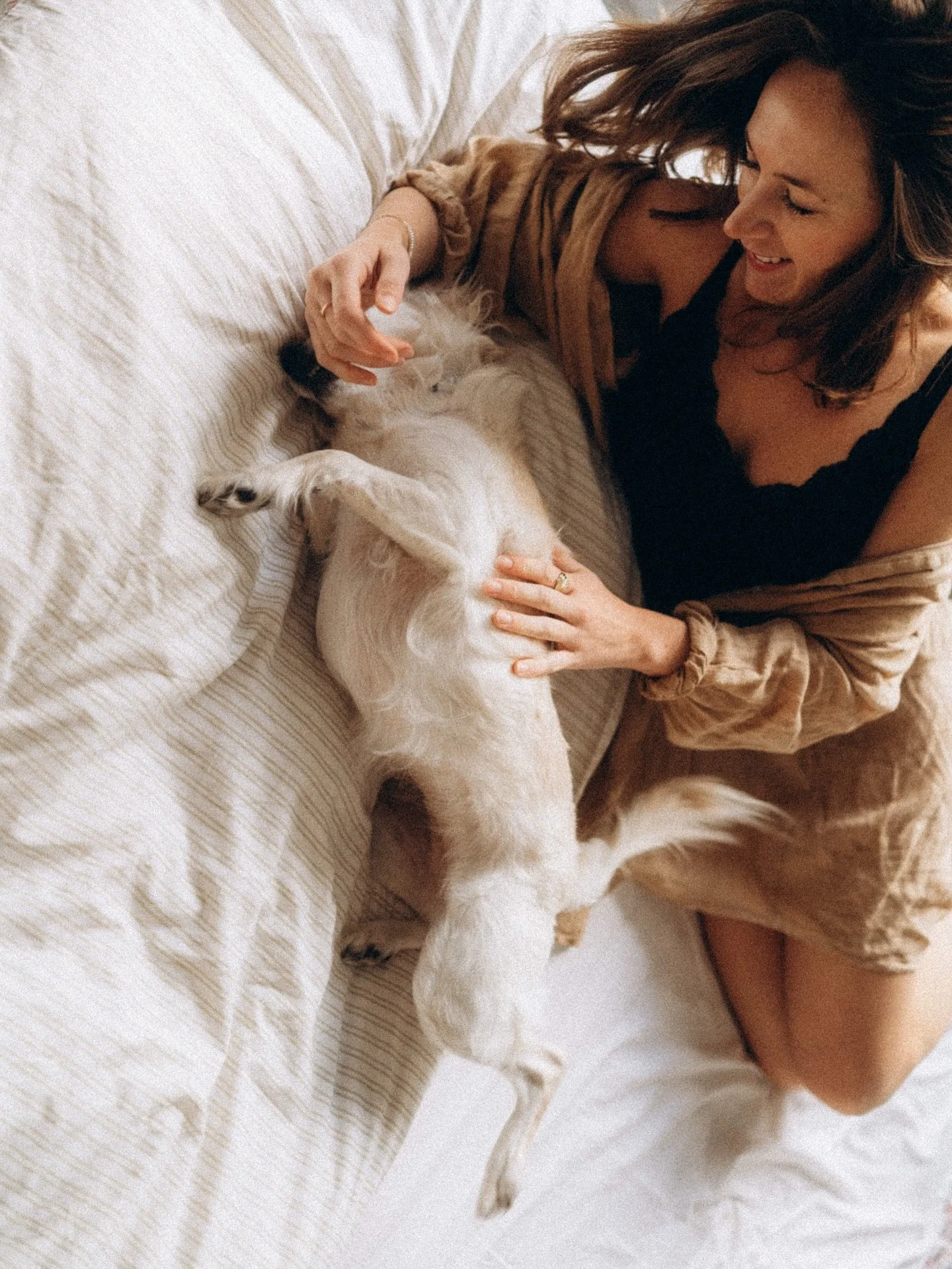 Doorheen de jaren is mijn manier van kijken zachter geworden.

Ik merk dat ik altijd terugkom bij dezelfde soort momenten. Niet wanneer alles perfect staat, maar wanneer iemand gewoon zichzelf mag zijn. Wanneer er niets moet. Wanneer een huis rommeli