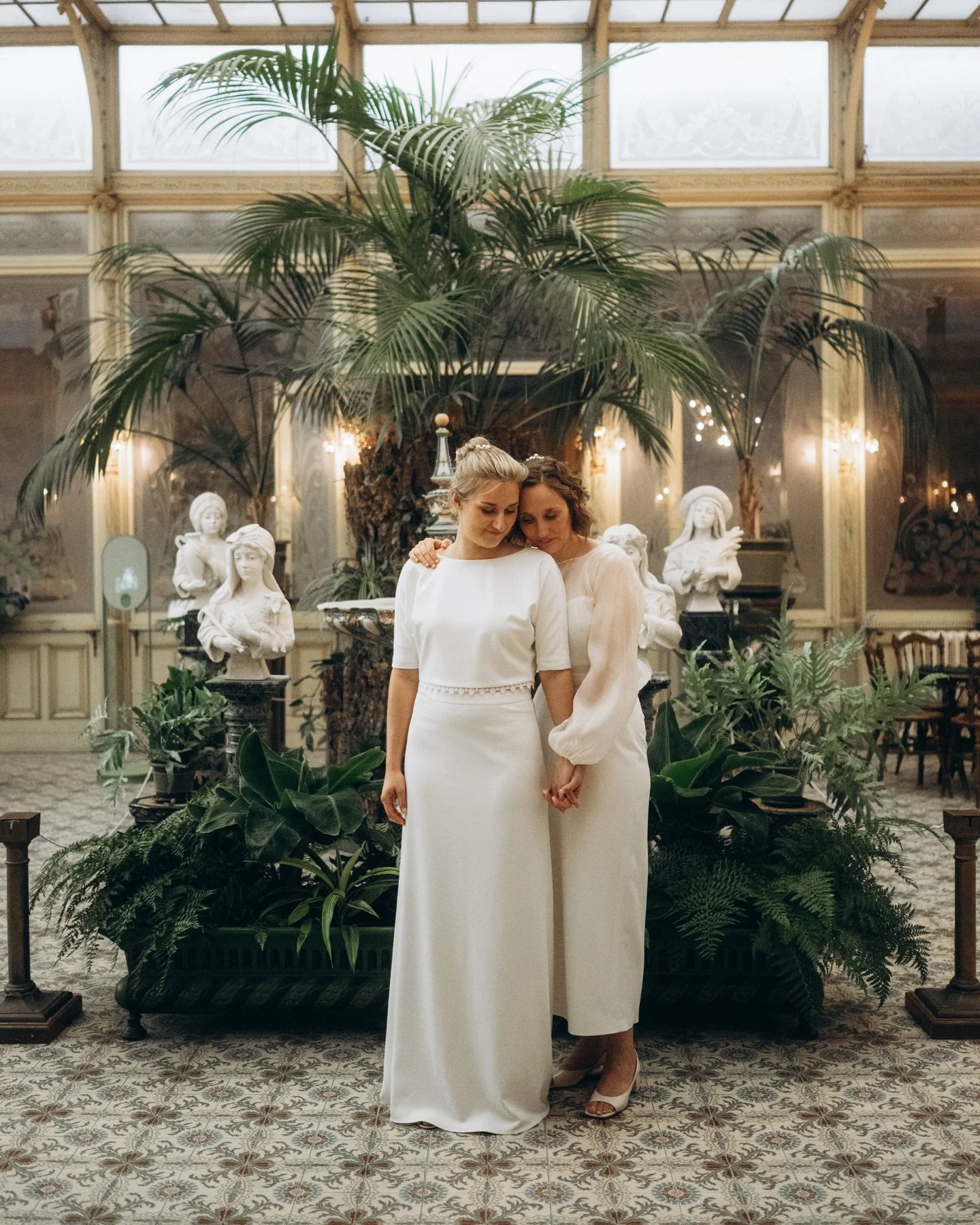 Soms komt een verhaal samen op een plek die je al kent.

Kristien en Margo trouwden op een plek waar ik zelf ooit elke dag binnen en buiten liep. De gangen, het licht dat door de hoge ramen valt, de stilte van de ruimtes&hellip; 

het voelt altijd ve