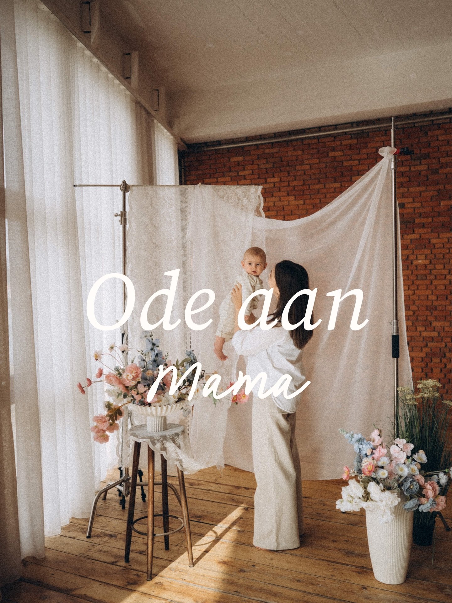 Soms besef je het pas later hoe klein ze waren in je armen. Of hoe het voelde om hen nog dicht bij je te dragen, nog voor je hen echt kon vasthouden.

Mama zijn zit in die kleine momenten. In hoe ze tegen je aan kruipen, groot of klein, of in die sti