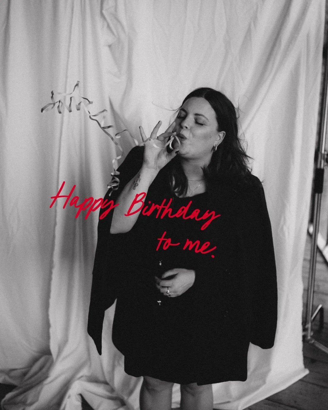 32 vandaag.

ik voel me rustiger. dichter bij mezelf. en misschien ook gewoon trots op wat er is gegroeid, zelfs in de stukken die niet altijd zichtbaar waren.

en net daarom wil ik vandaag iets teruggeven.

mijn studio is de laatste tijd zo&rsquo;n 