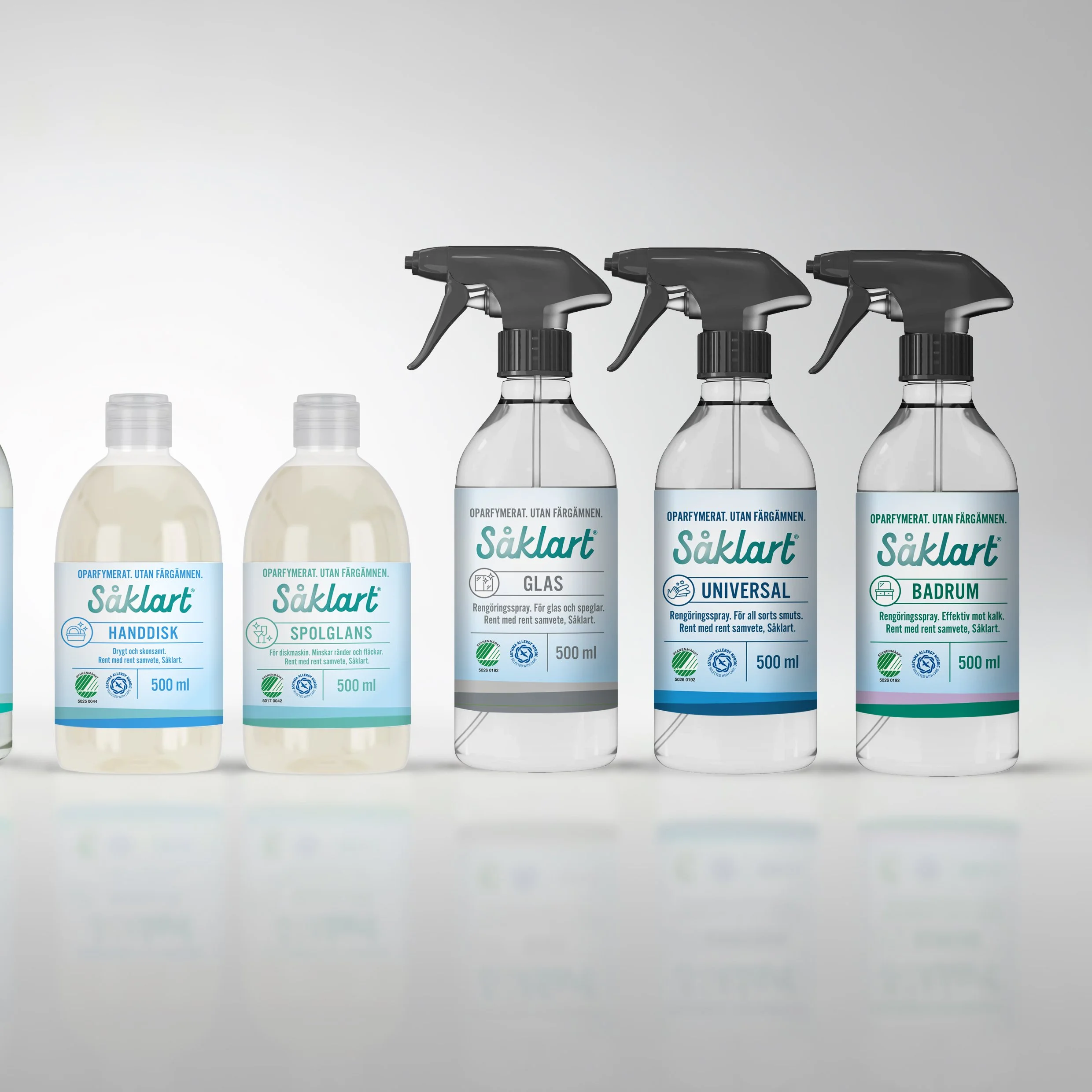Bathroom cleaning products including spray bottles and refill bottles labeled in Swedish for hand soap, mirror cleaner, glass cleaner, universal cleaner, and bathroom cleaner, all containing 500 ml.