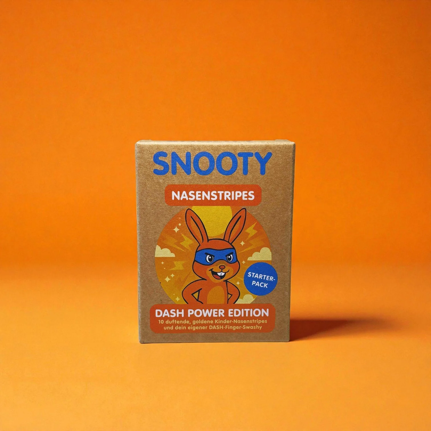 Zwei lachende Kinder, ein Mädchen mit Locken und blondem Haar, das andere mit geraden schwarzen Haaren, gekleidet in einem schwarzen Pullover und einem braunen Kleid, mit Nasen- und Bauch-Stickern, vor einem hellvioletten Hintergrund.