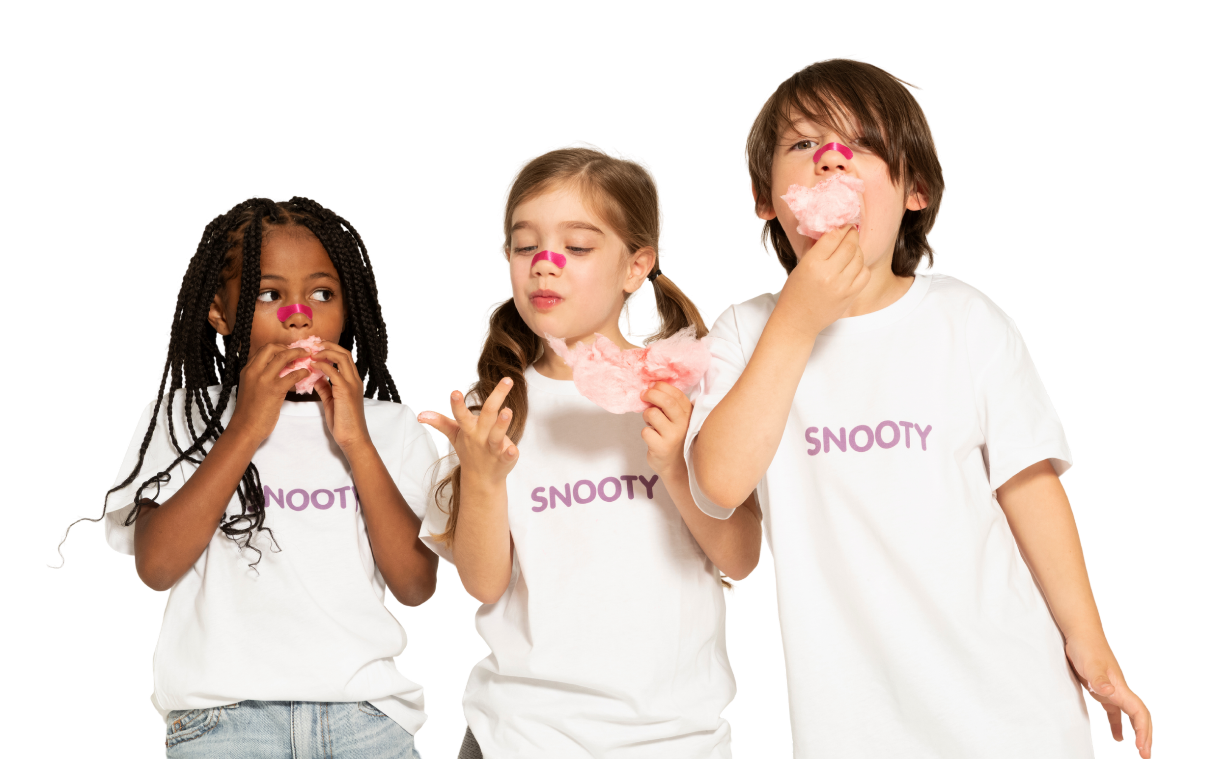 Drei Kinder essen Zuckerwatte, tragen weiße T-Shirts mit der Aufschrift "SNOOTY", zwei haben rosa Filter auf der Nase.