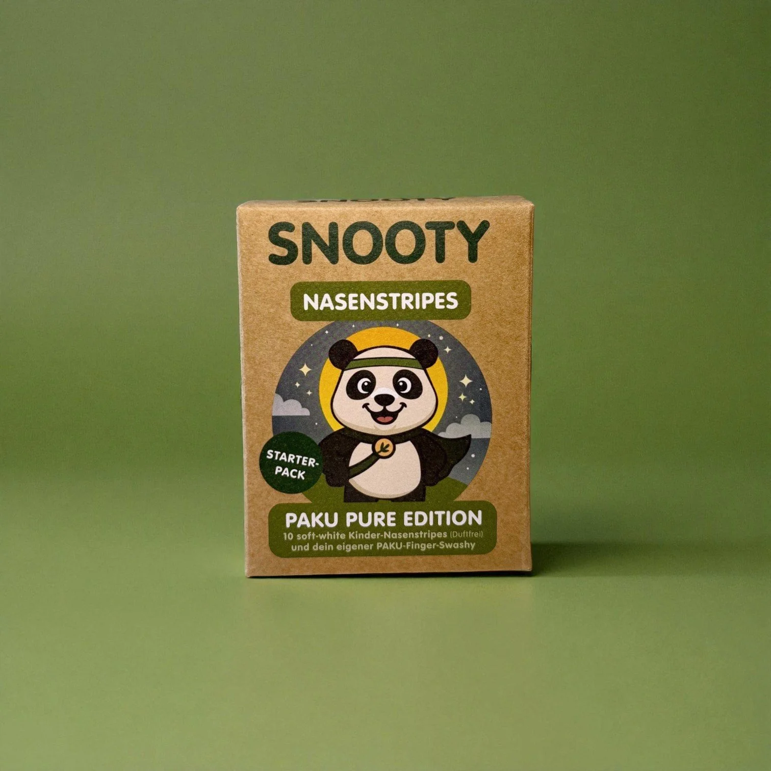 Zwei lachende Mädchen mit rosa Nasen, eines blond, das andere braunhaarig, stehen vor einer australischen Karte auf lilafarbenem Hintergrund.