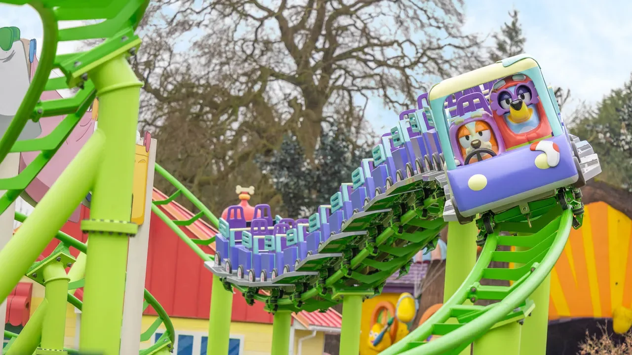 Bluey_the_Ride_Here_Comes_The_Grannies!_Merlin_Entertainments.webp