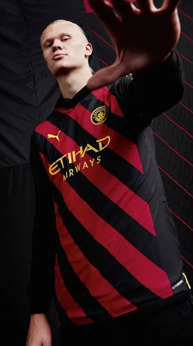 22AW_In-Store_TS_Football_Manchester-City_Away_Small-Window_Suspended-Banner_1075x1930mm_Haaland.jpg