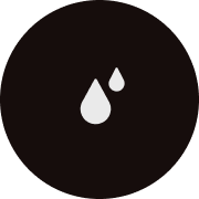 Drei Wassertropfen auf schwarzem Hintergrund