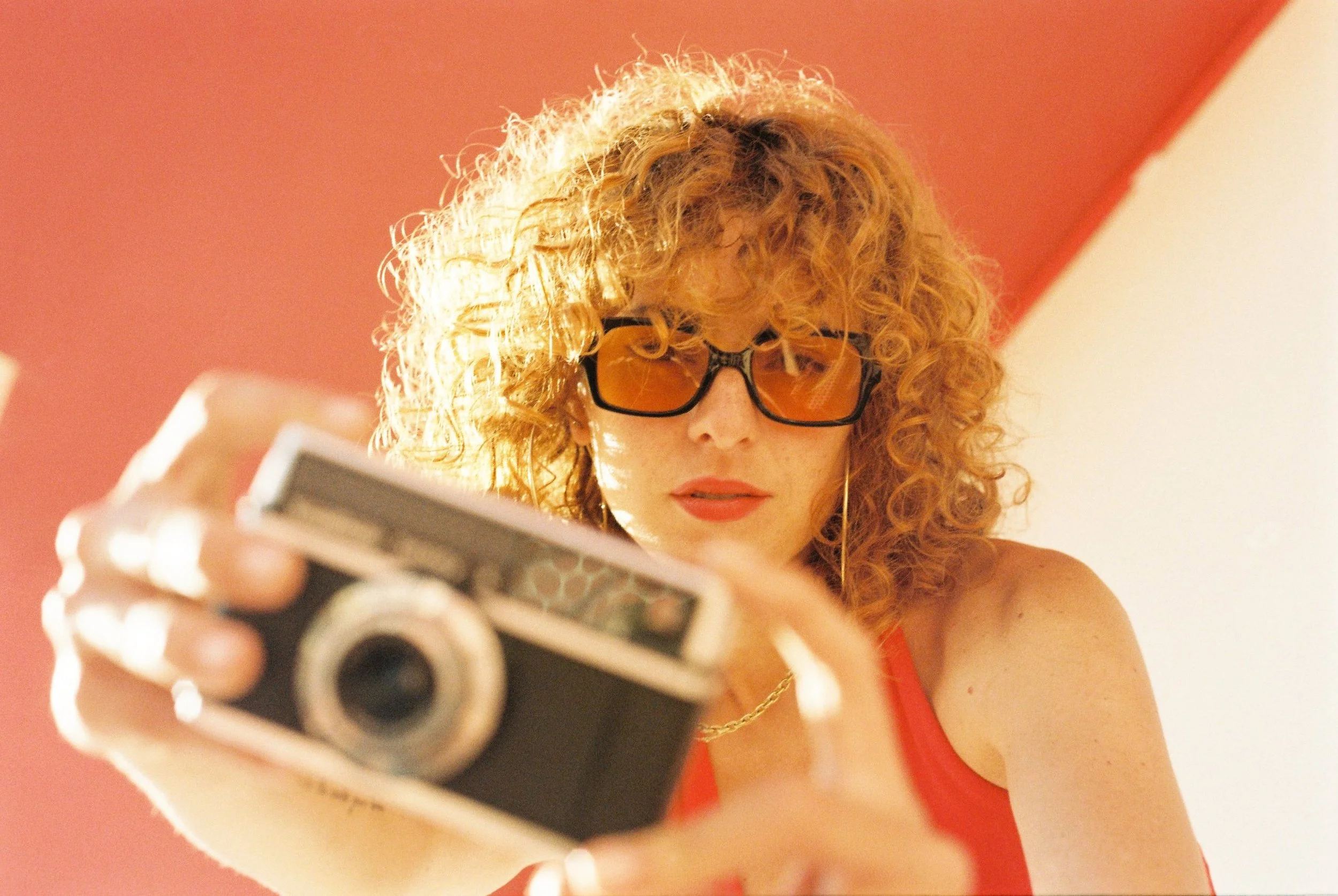 Frau posiert mit ihrer Kamera