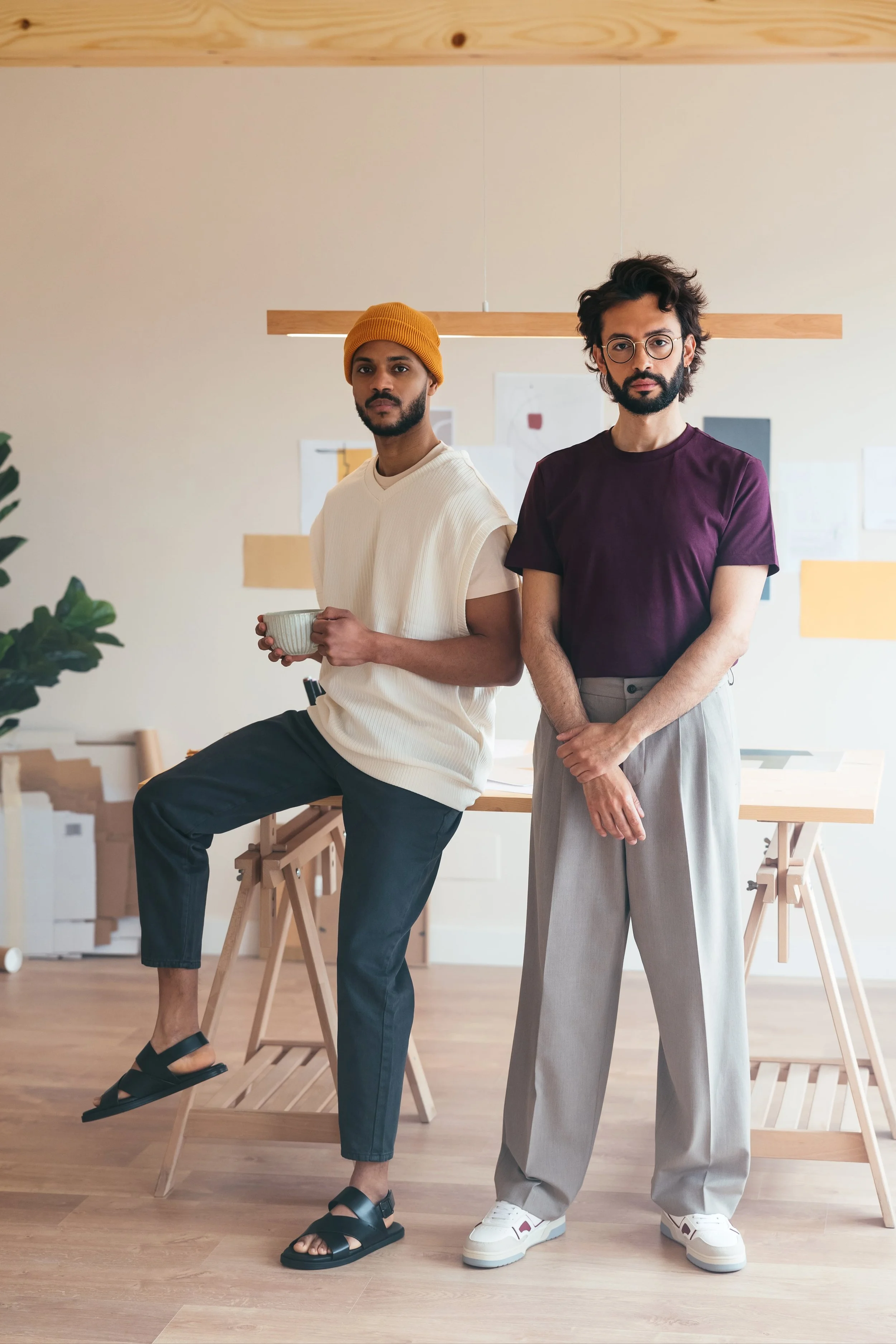 Multiethnische Männer in einem kreativen Arbeitsbereich