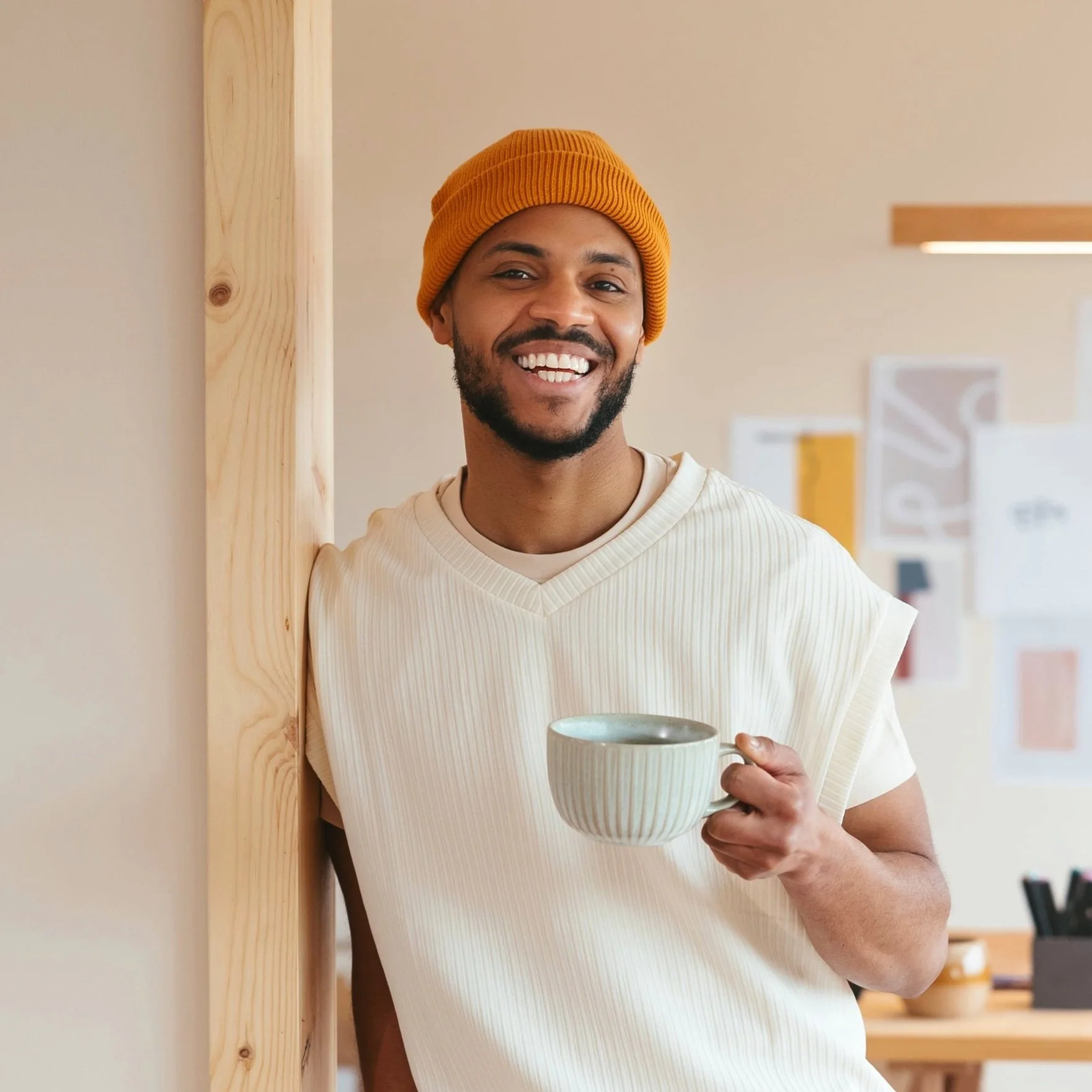 Hombre racializado sonriendo