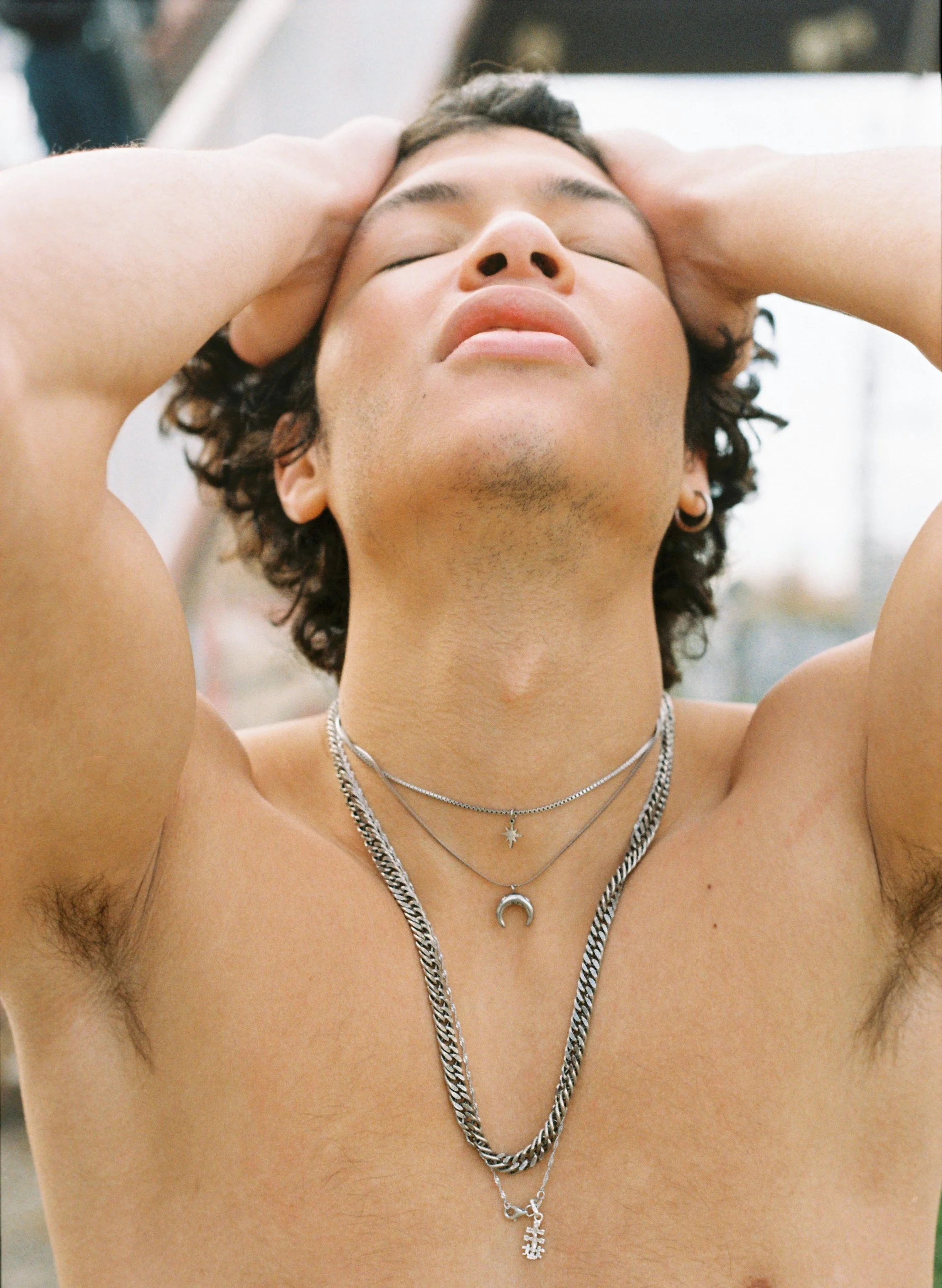 Retrato de un hombre joven sin camiseta