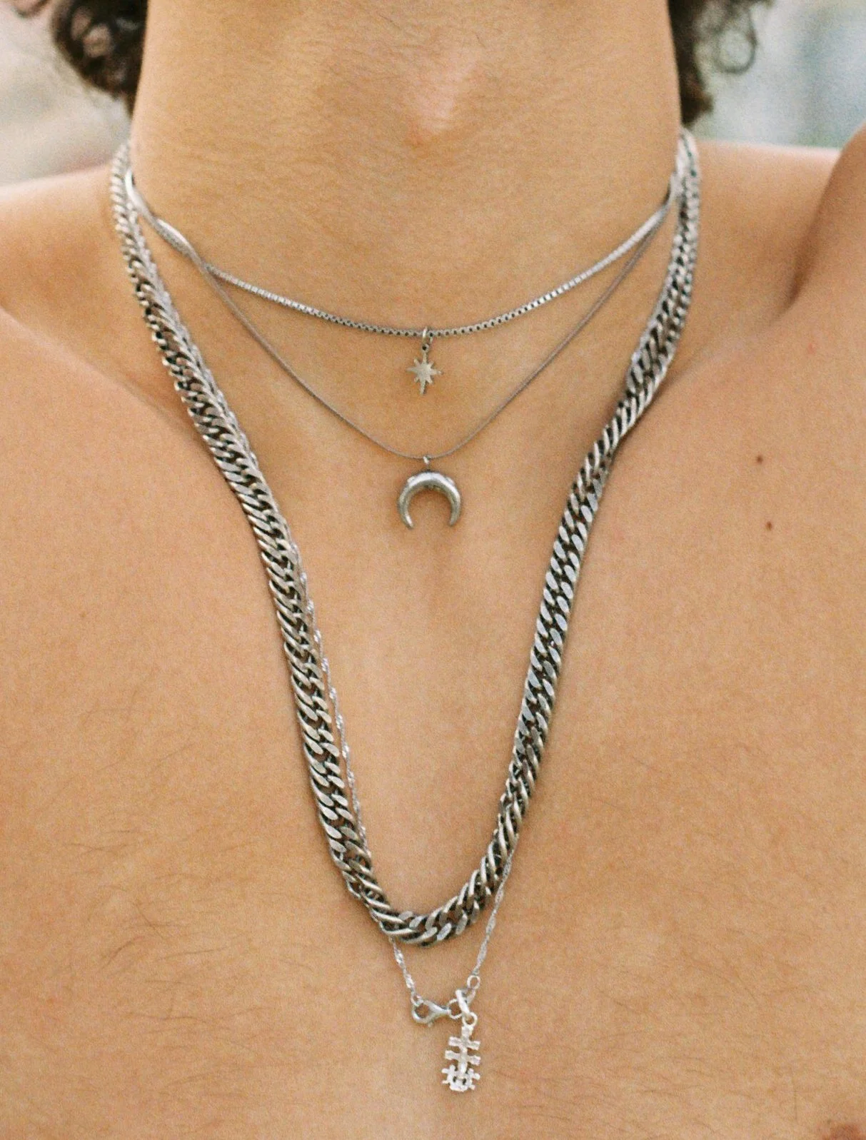 Retrato de un hombre joven sin camiseta