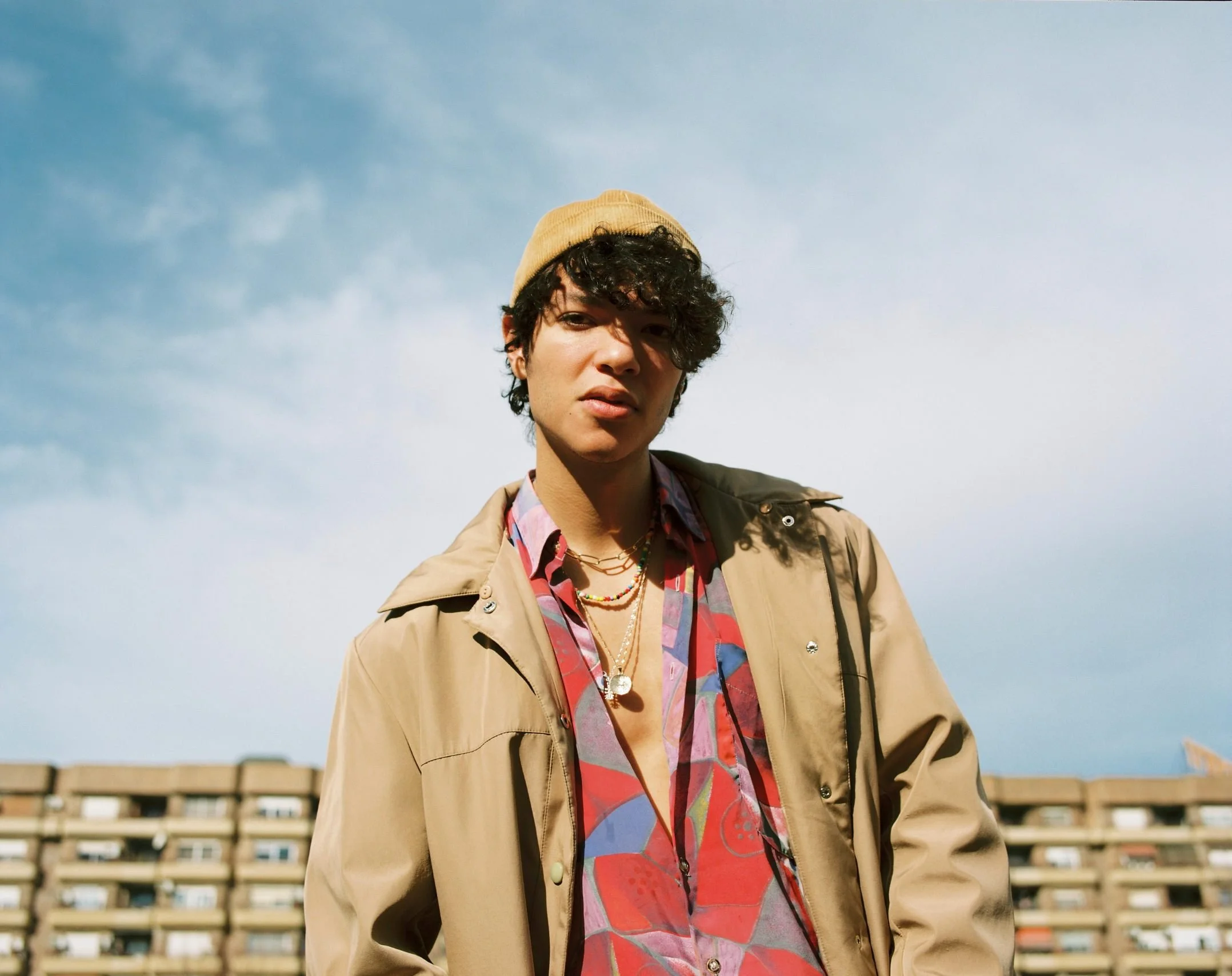 Hombre joven en un entorno urbano