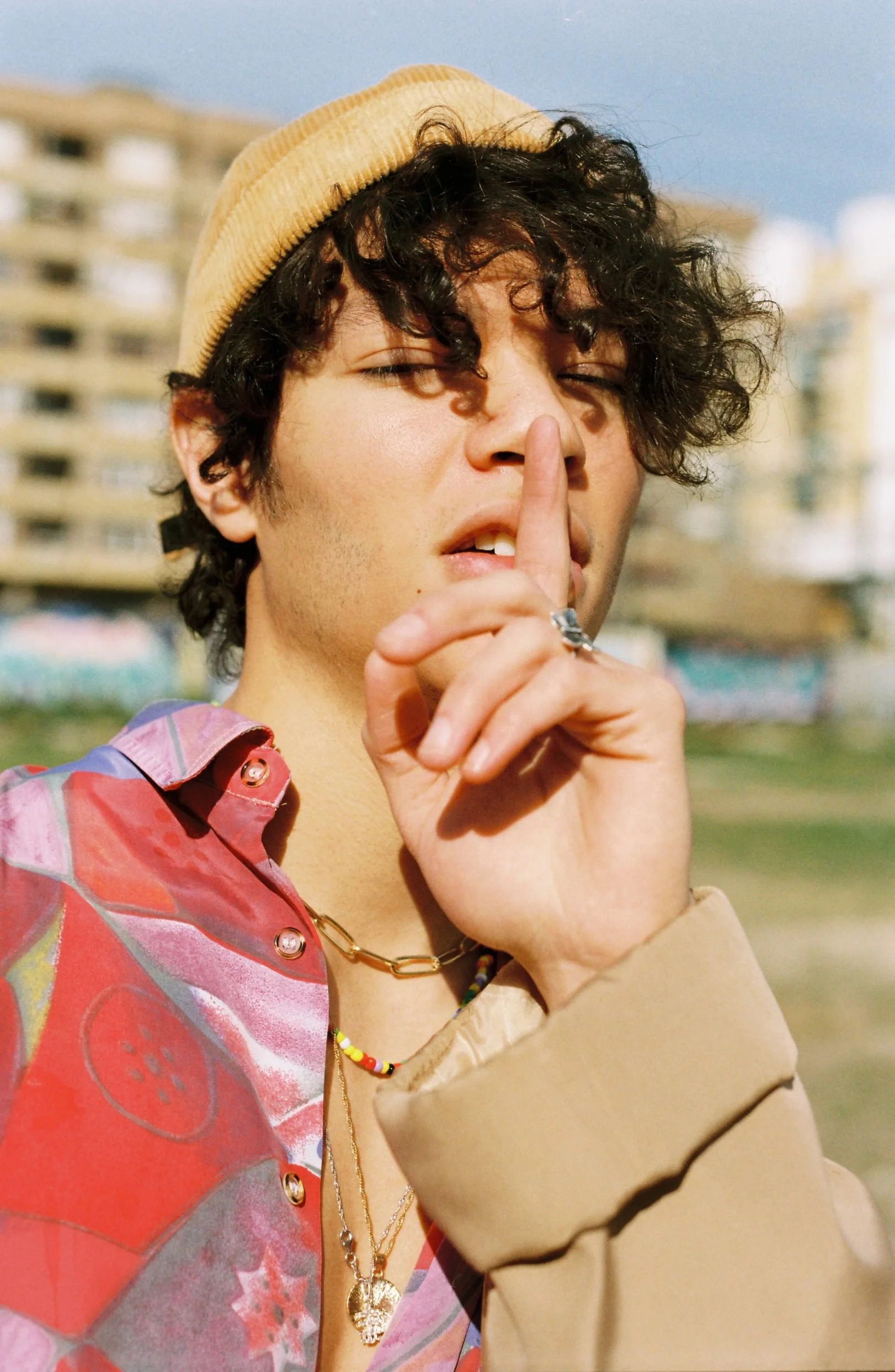 Hombre joven en un entorno urbano