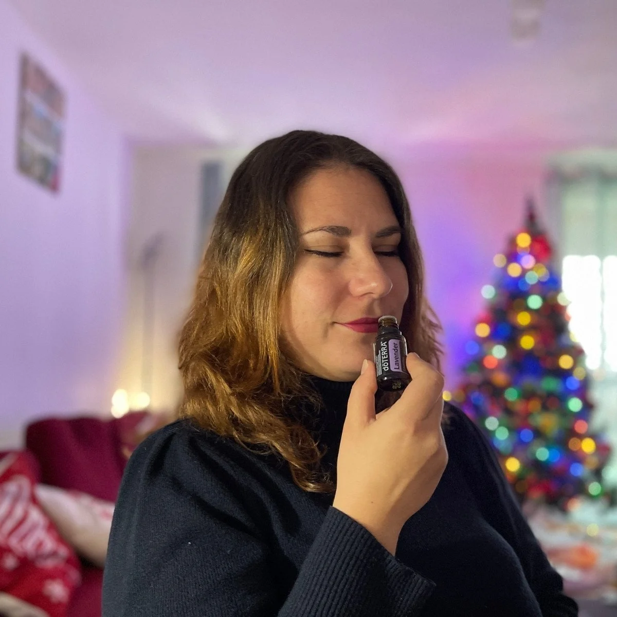 Ein persönlicher Moment der Entspannung mit doTERRA Lavendel ätherischem Öl. Die Gründerin von Blooming Health zeigt ihre tiefe Verbundenheit zu natürlichen Wellness-Lösungen in einer gemütlichen, authentischen Atmosphäre.