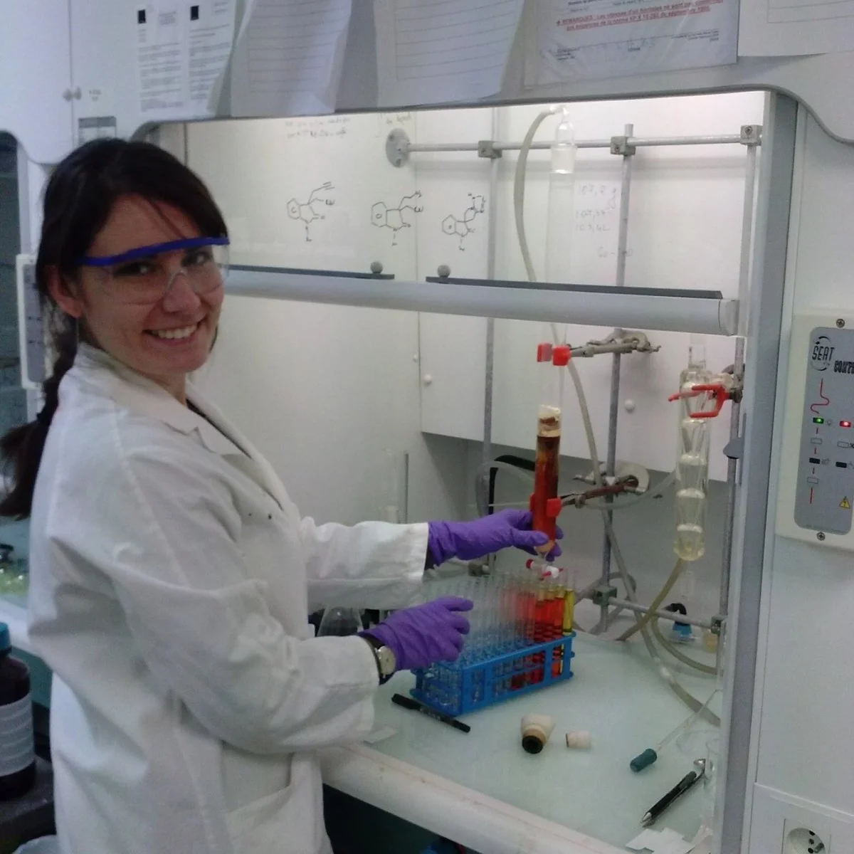 Wissenschaftlerin der Universität La Rochelle bei der Laboranalyse von Pflanzenextrakten für die fundierte Aromatherapie von Blooming Health.