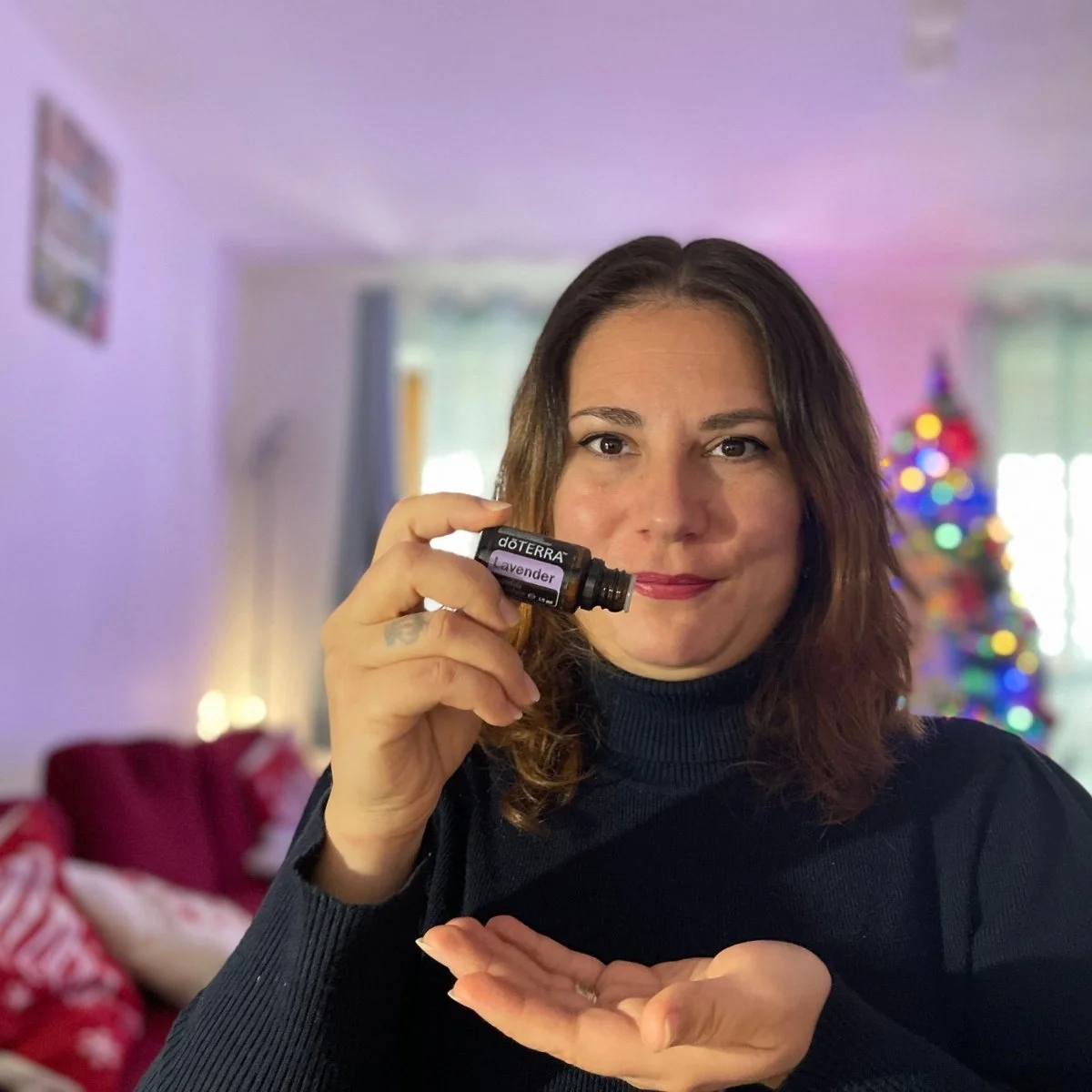 Anwendung von Lavendelöl für Entspannung im Alltag – Elena Ouatu-Sarghe von Blooming Health in Schlehdorf.