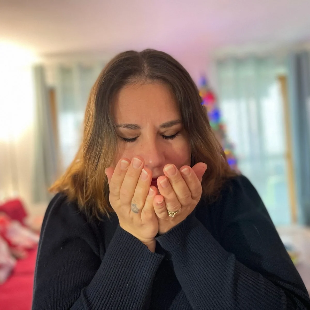 Ein authentischer Moment voller Überraschung und Emotionen. Auf ihrer "Über mich"-Seite teilt die Gründerin von Blooming Health ihre persönliche Reise und die faszinierenden Entdeckungen, die sie zur fundierten Aromatherapie geführt haben.