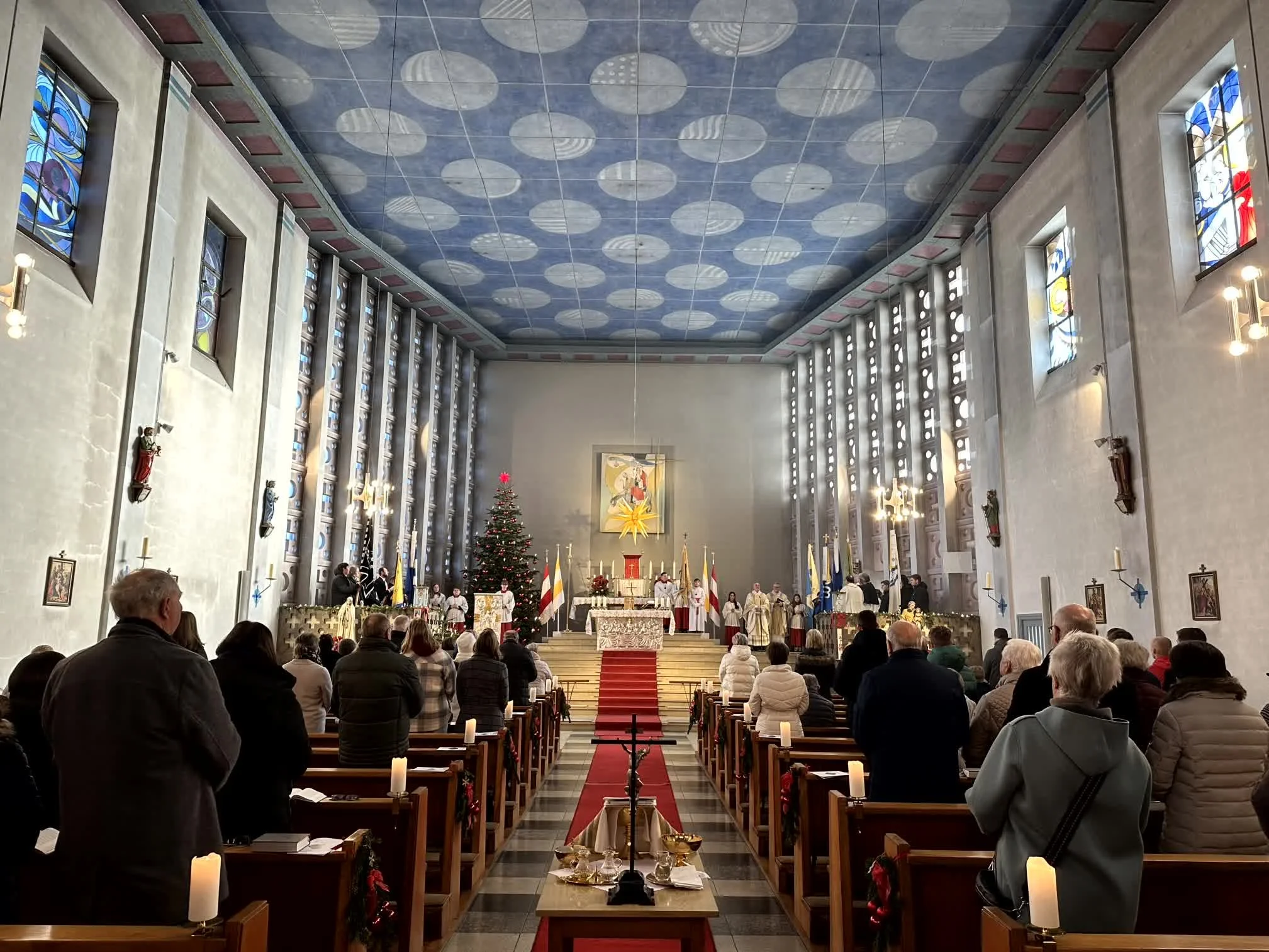 2025-12-28_Fahnenweihe_Minis_Hl_Familie (21).jpg