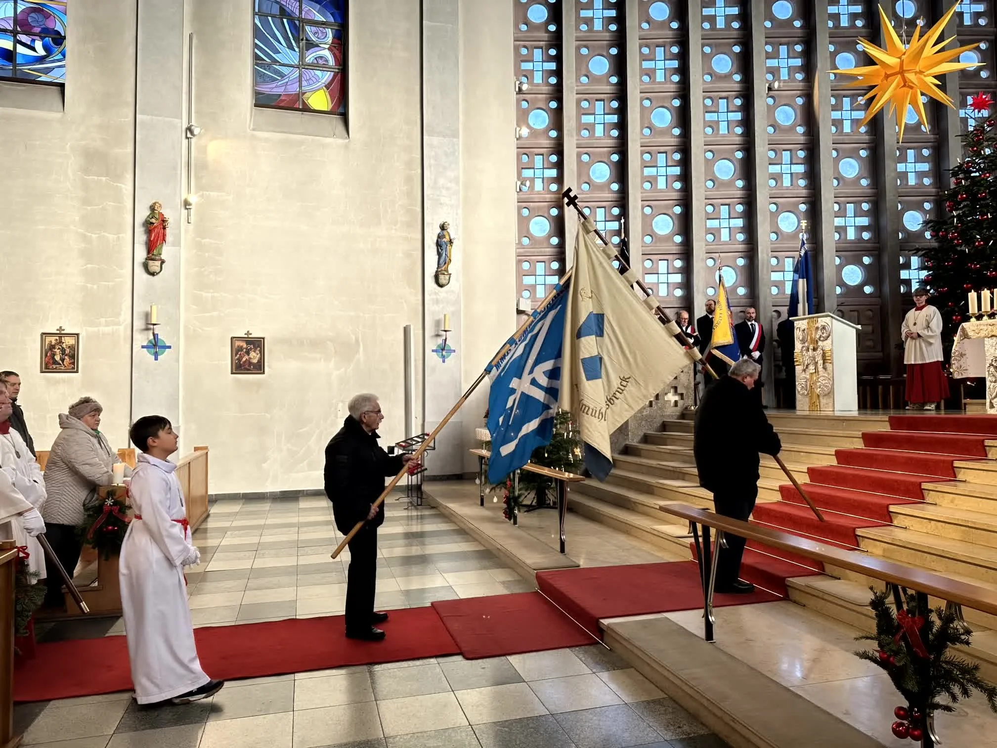 2025-12-28_Fahnenweihe_Minis_Hl_Familie (12).jpg