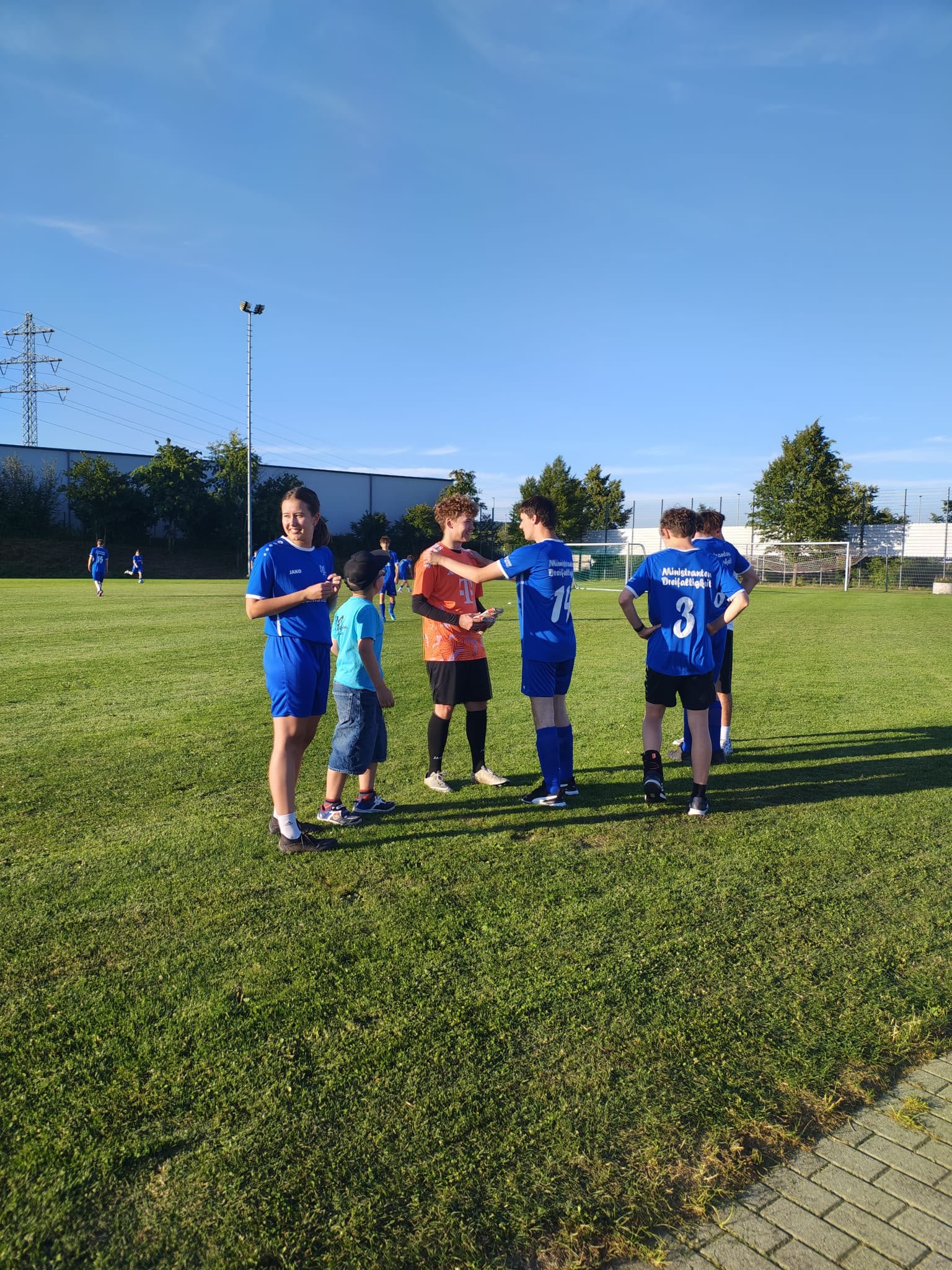 Fußballspiel Minis gg. Eltern — PfarreienGemeinschaft am MariaHilfBerg