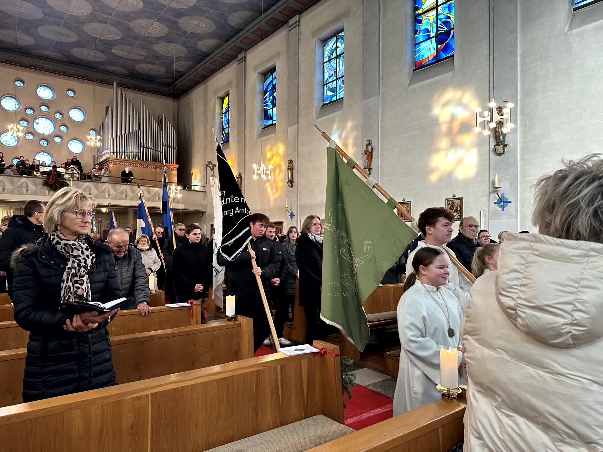 2025-12-28_Fahnenweihe_Minis_Hl_Familie (3).jpg