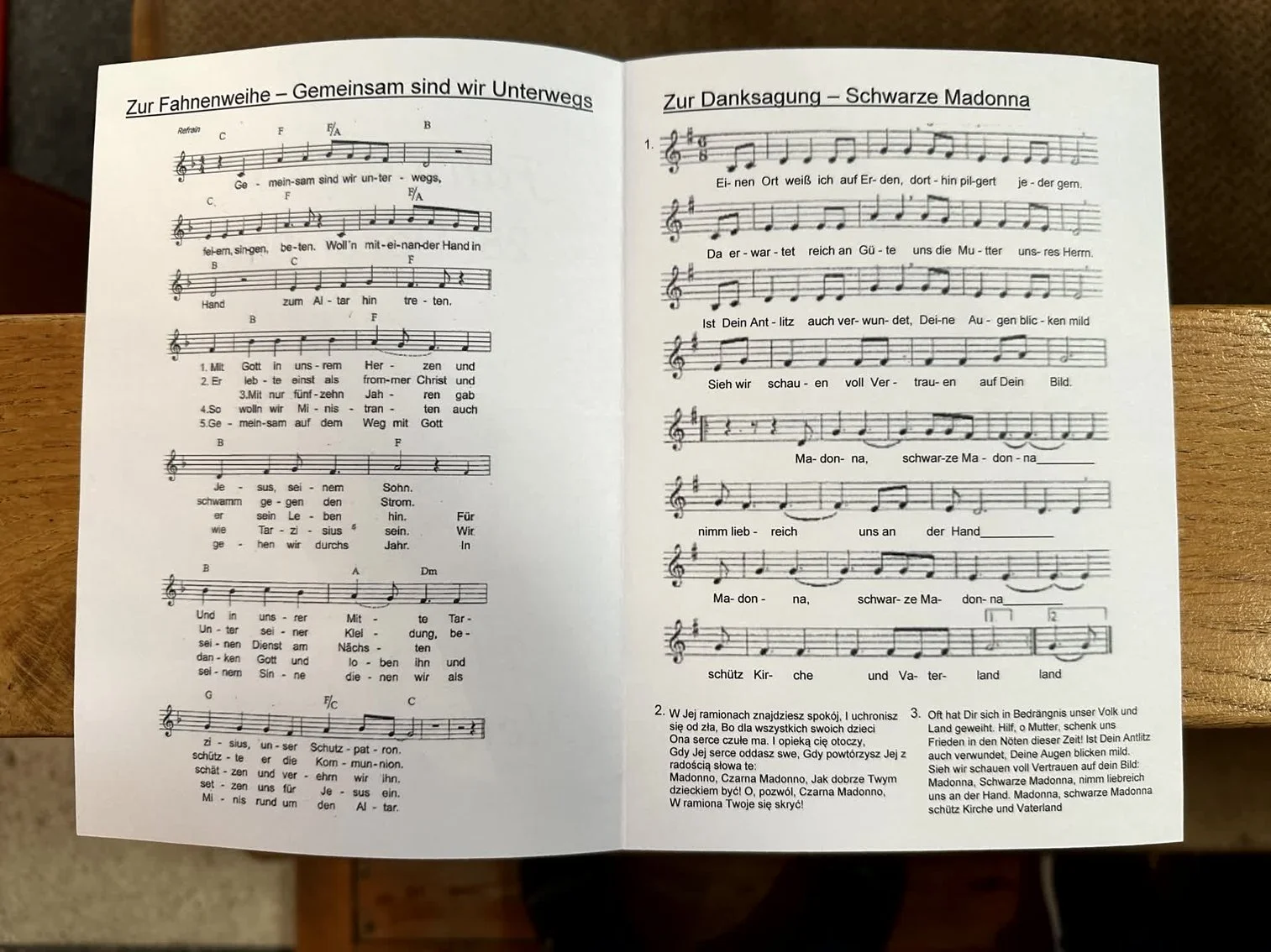 2025-12-28_Fahnenweihe_Minis_Hl_Familie (37).jpg