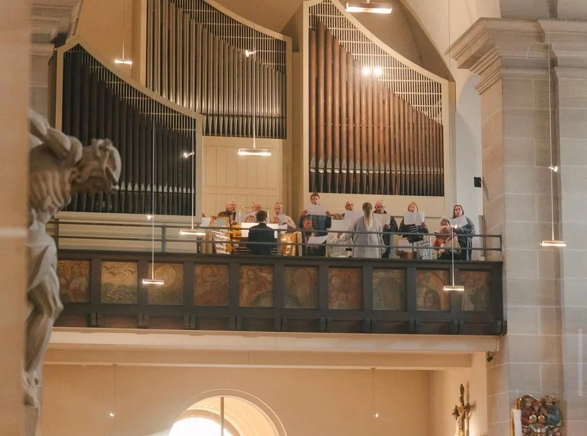 Chor auf einer Empore in einer Kirche, Musikprobe