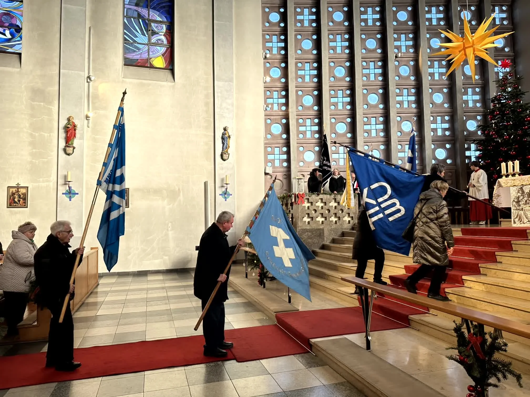 2025-12-28_Fahnenweihe_Minis_Hl_Familie (11).jpg