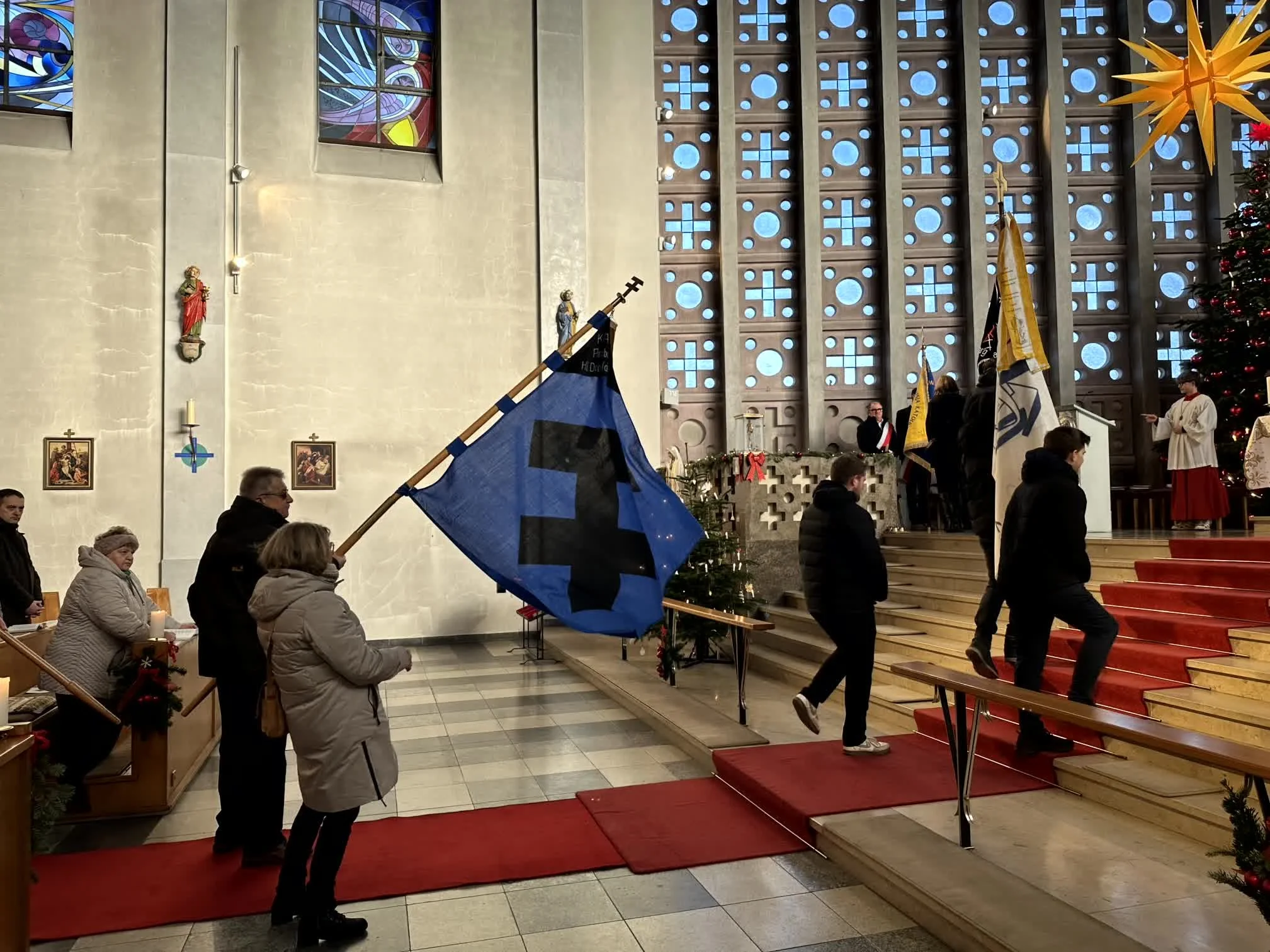 2025-12-28_Fahnenweihe_Minis_Hl_Familie (8).jpg