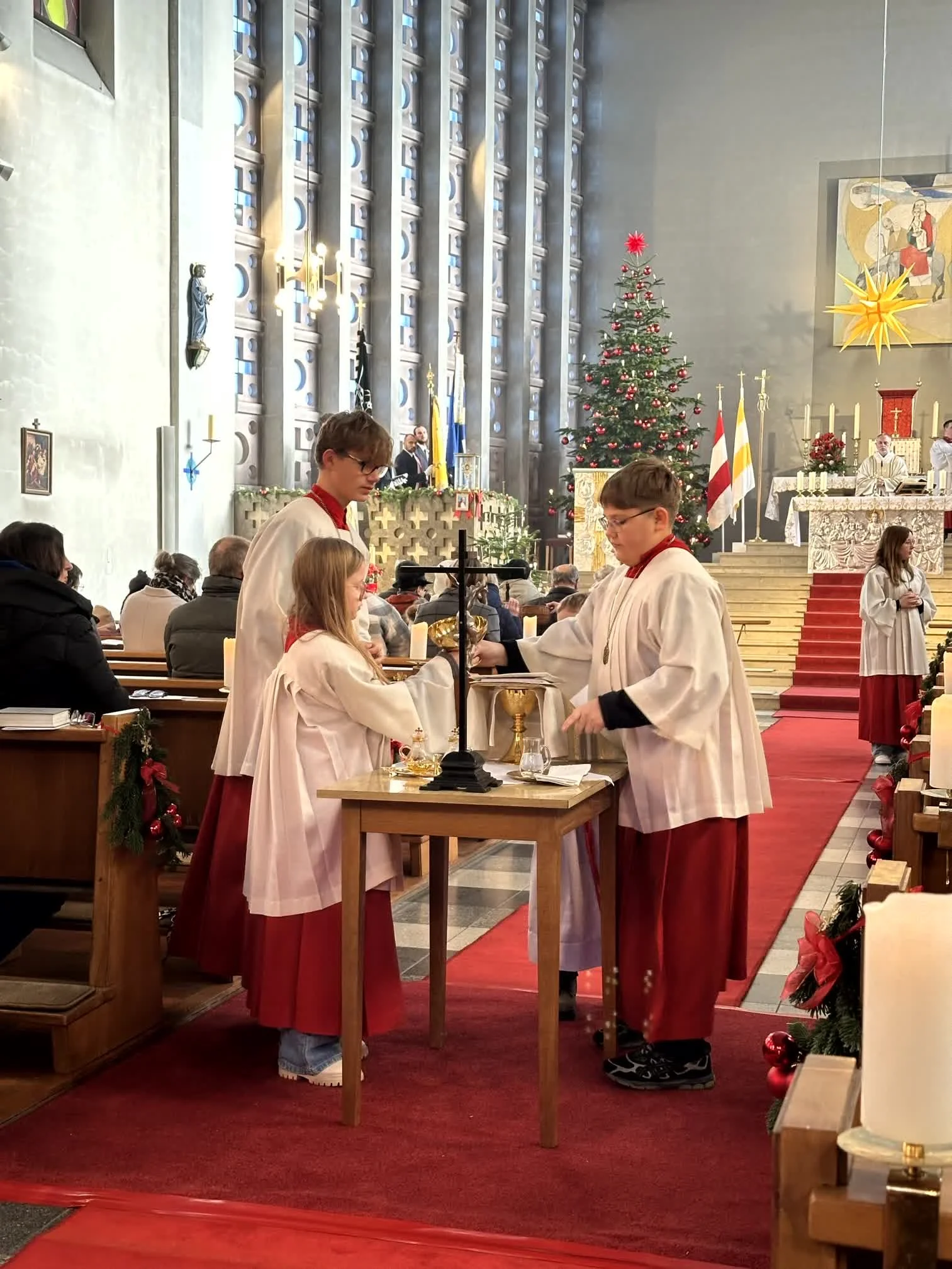 2025-12-28_Fahnenweihe_Minis_Hl_Familie (34).jpg